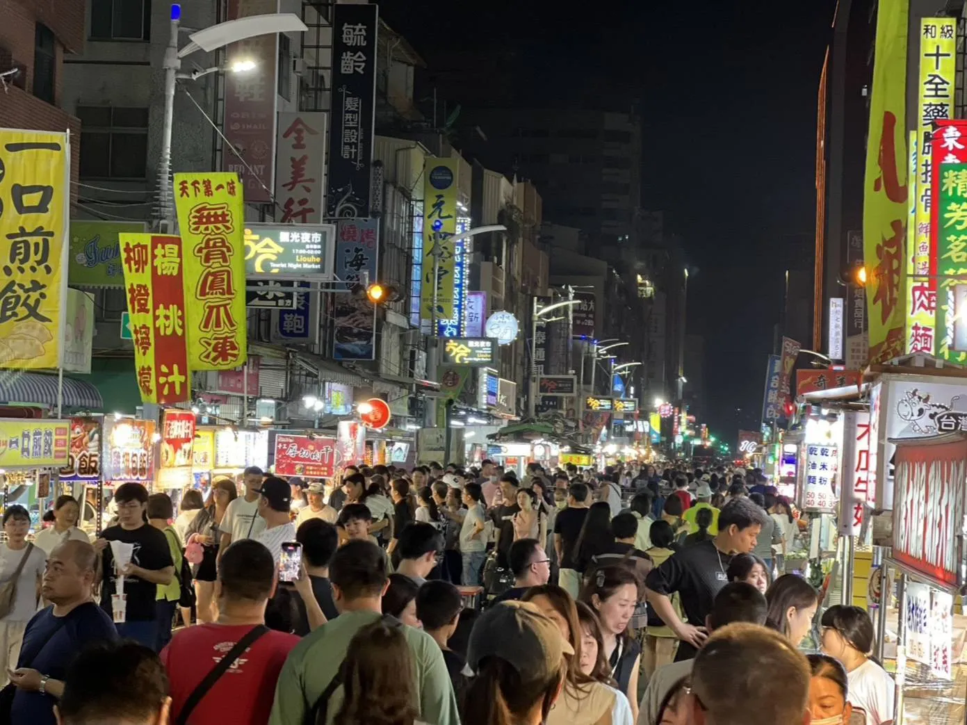 週末六合夜市儼然成為音樂節「After Party」的延伸舞台。隨處可見剛散場的年輕樂迷，迫不及待地拿著優惠券直奔夜市續攤。（圖/高市經發局提供）