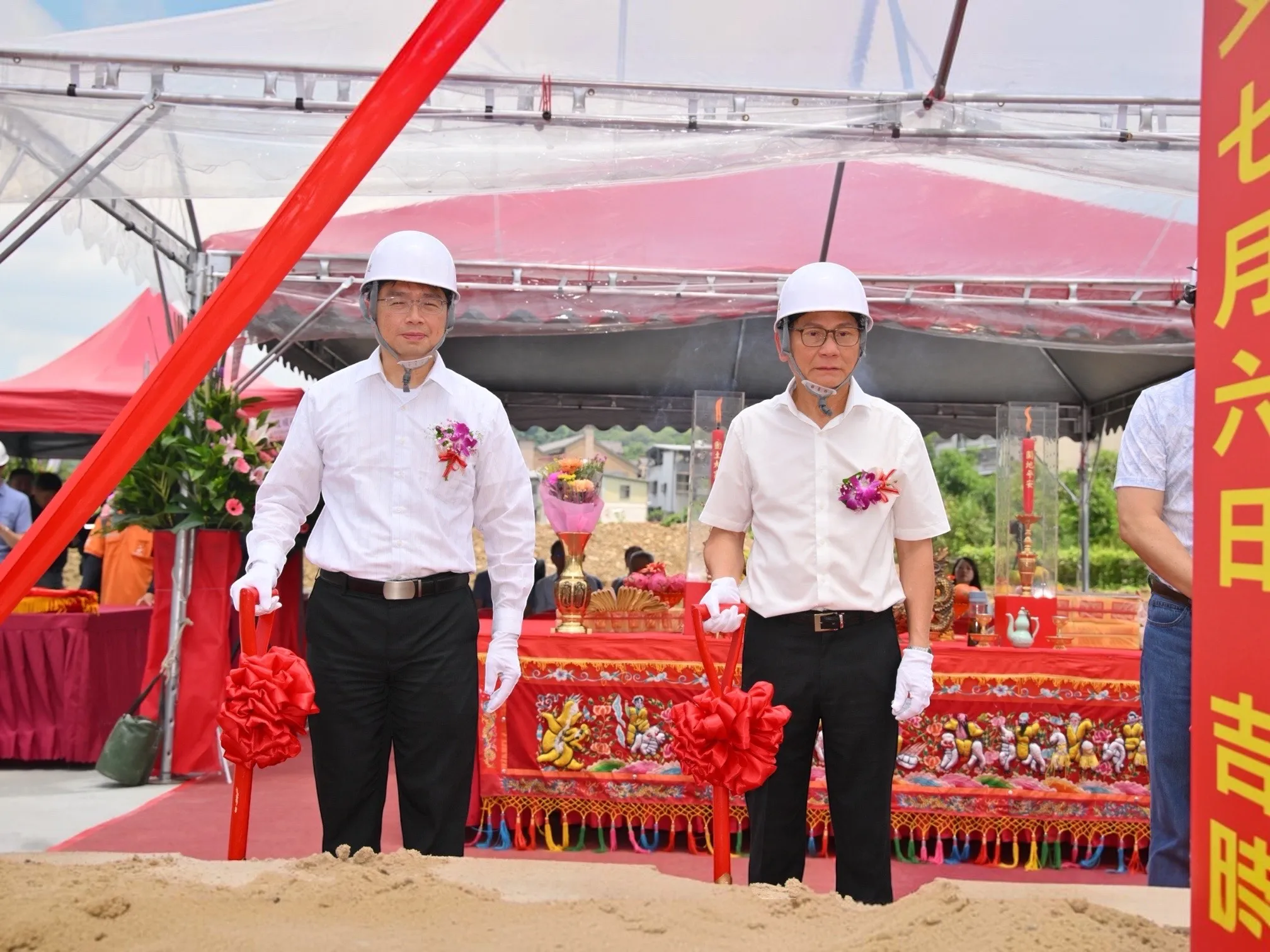 元鈦科技 陳茂欽董事長(右一)及朱佳建總經理(左一)率領重要幹部與合作夥伴親自主持元鈦科技深坑廠開工動土儀式