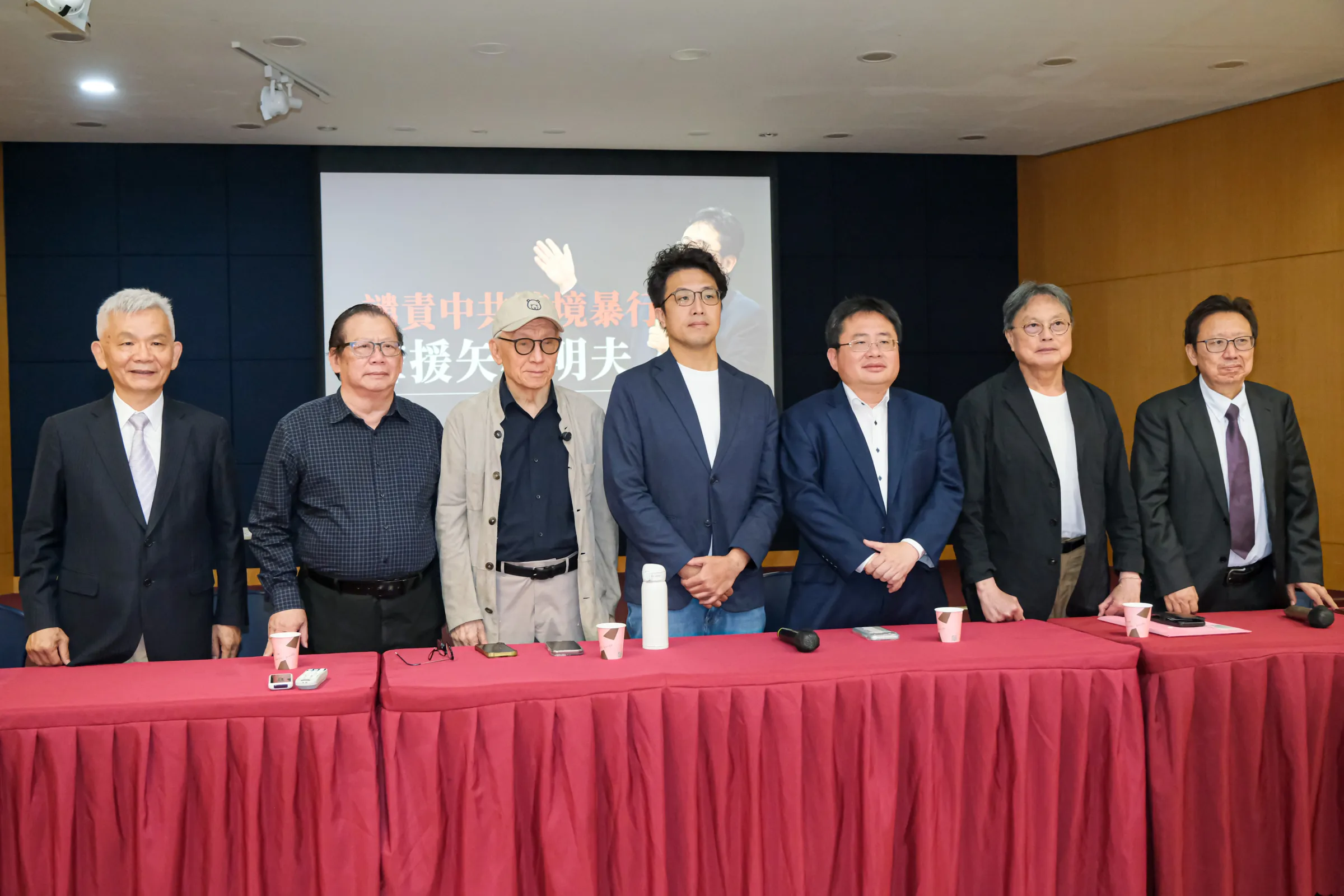 20260709-信民協會9日於台大校友會館舉辦「矢板明夫遭襲事件：譴責中共跨境暴行，呼籲檢視《港澳條例》記者會」，圖為民進黨台北市長參選人沈伯洋（中）、印太戰略智庫董事長矢板明夫（右三）、聯電創辦人曹興誠（左三）。（劉偉宏攝）