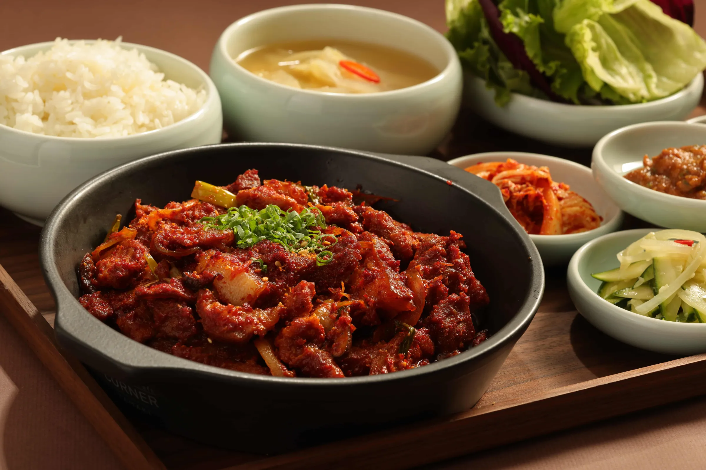 MAMALEE辣醬炒豬肉定食。（圖/台北晶華酒店）