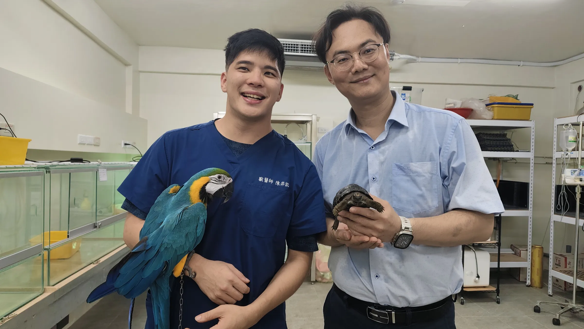 兩棲爬蟲及陸龜醫療專家周明賢（右）院長，攜手鳥類獸醫師陳弈凱打造全方位異寵醫療照護新據點。（圖/徐炳文攝）