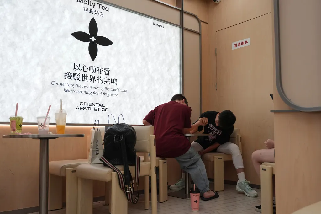 中國新崛起的茶飲品牌「茉莉奶白」被法國精品LV控告商標侵權。（美聯社）