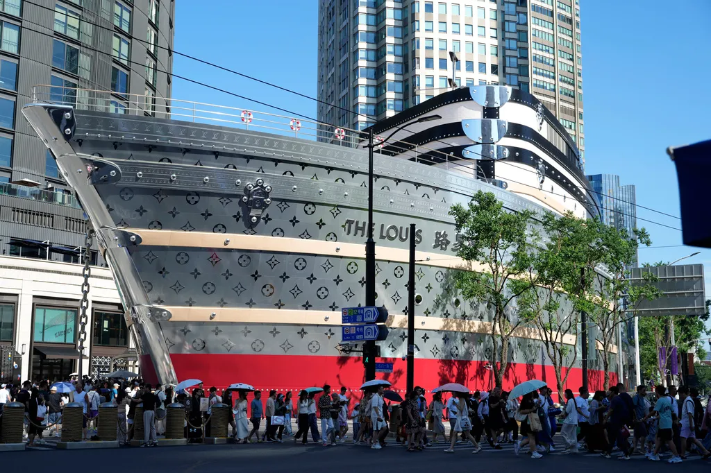 法國精品龍頭LV位於上海市區的旗艦店。（美聯社）