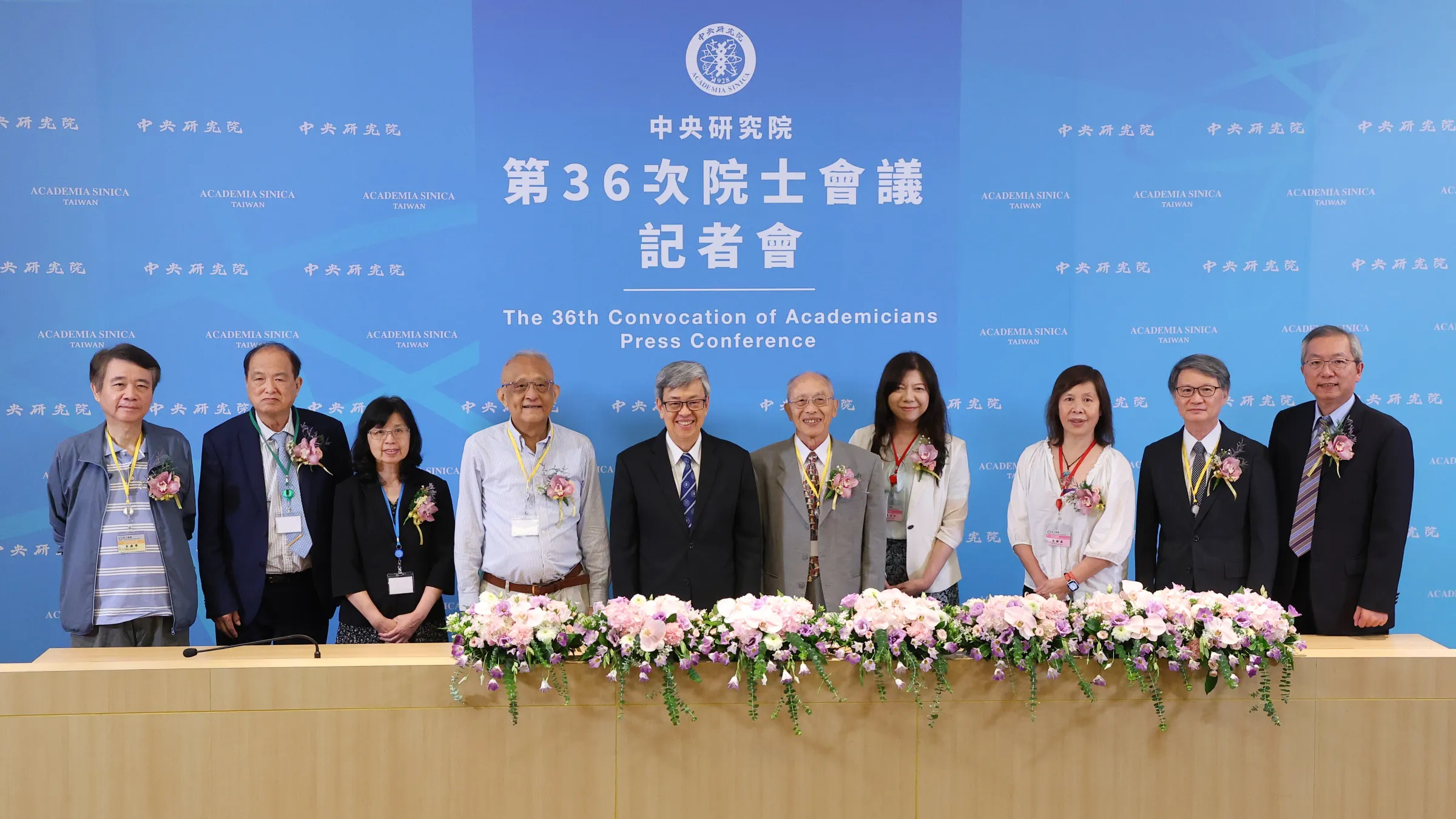 20260709-中研院長陳建仁（左五）9日出席「中研院院士會議」會後記者會，並與新科院士李奭學（左起）、張翼、陳瑞華、李孝悌、黃寬重、陳玉如、馬國鳳、李建良、吳顯揚等人合影。（顏麟宇攝）