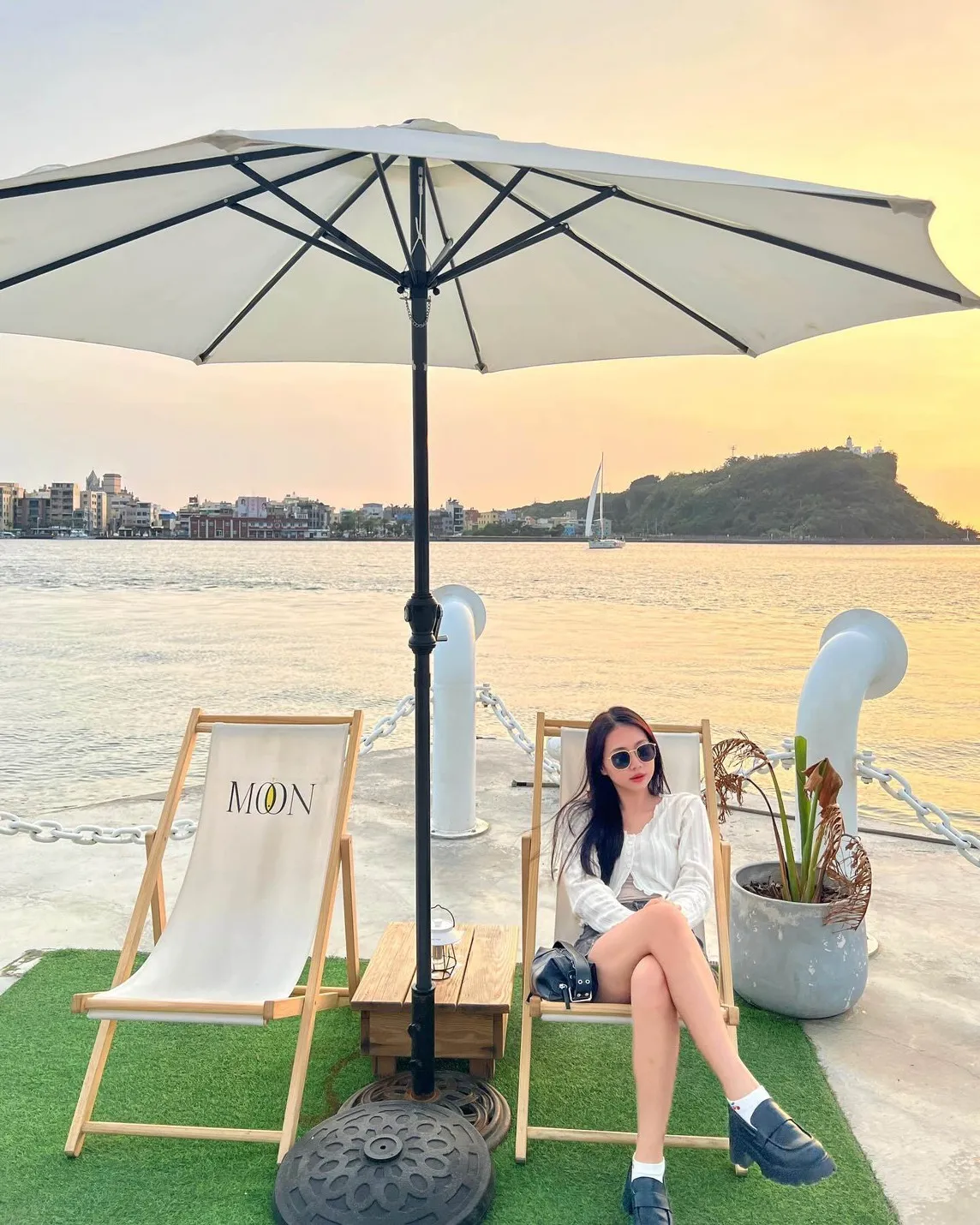 高雄海景咖啡廳推薦：Moon月鯉灣景觀咖啡酒吧。（圖／IG@vvx.__提供）