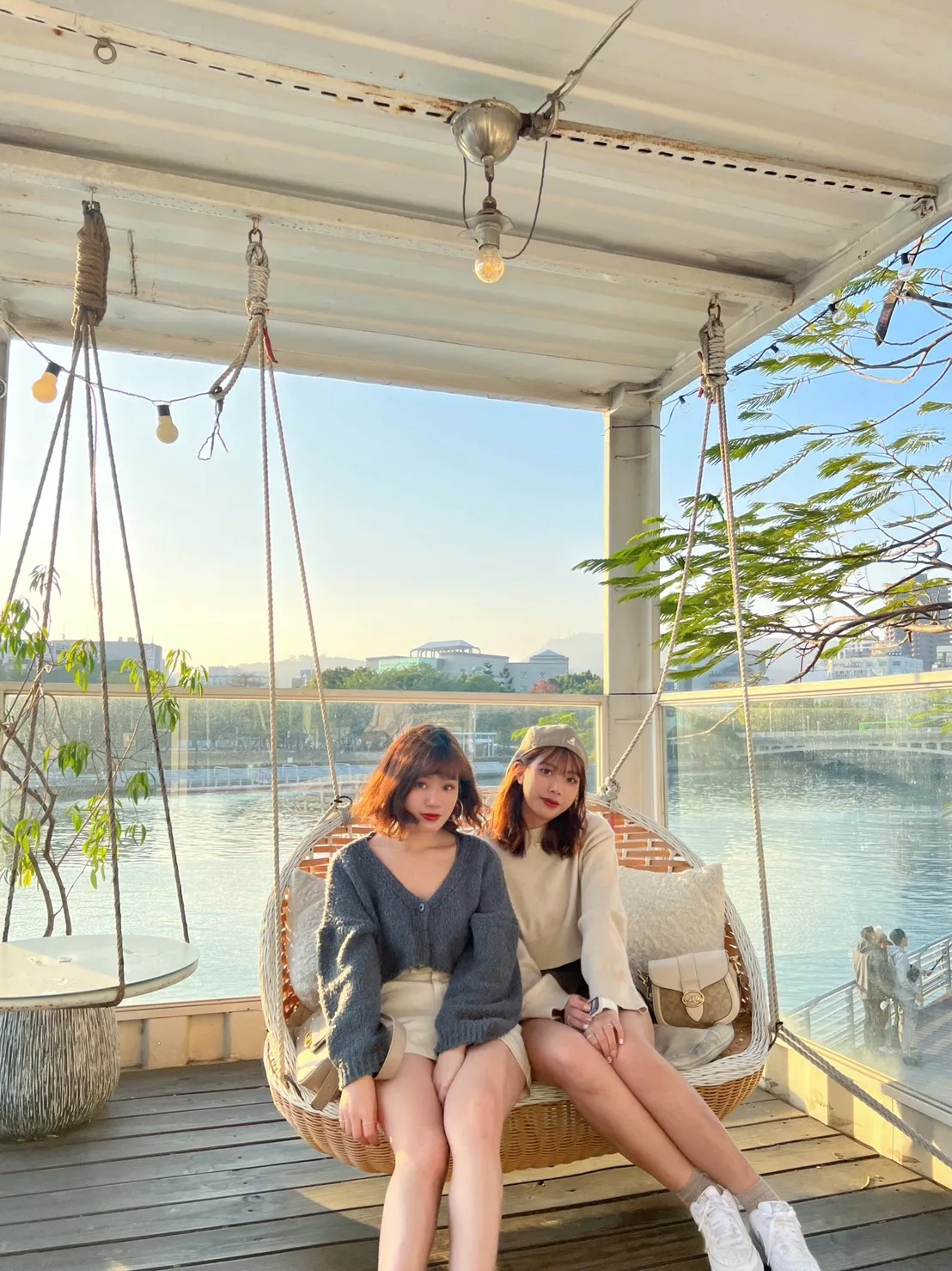 高雄海景咖啡廳推薦：白色戀人貨櫃屋。（圖／IG@y.vonne_life提供）