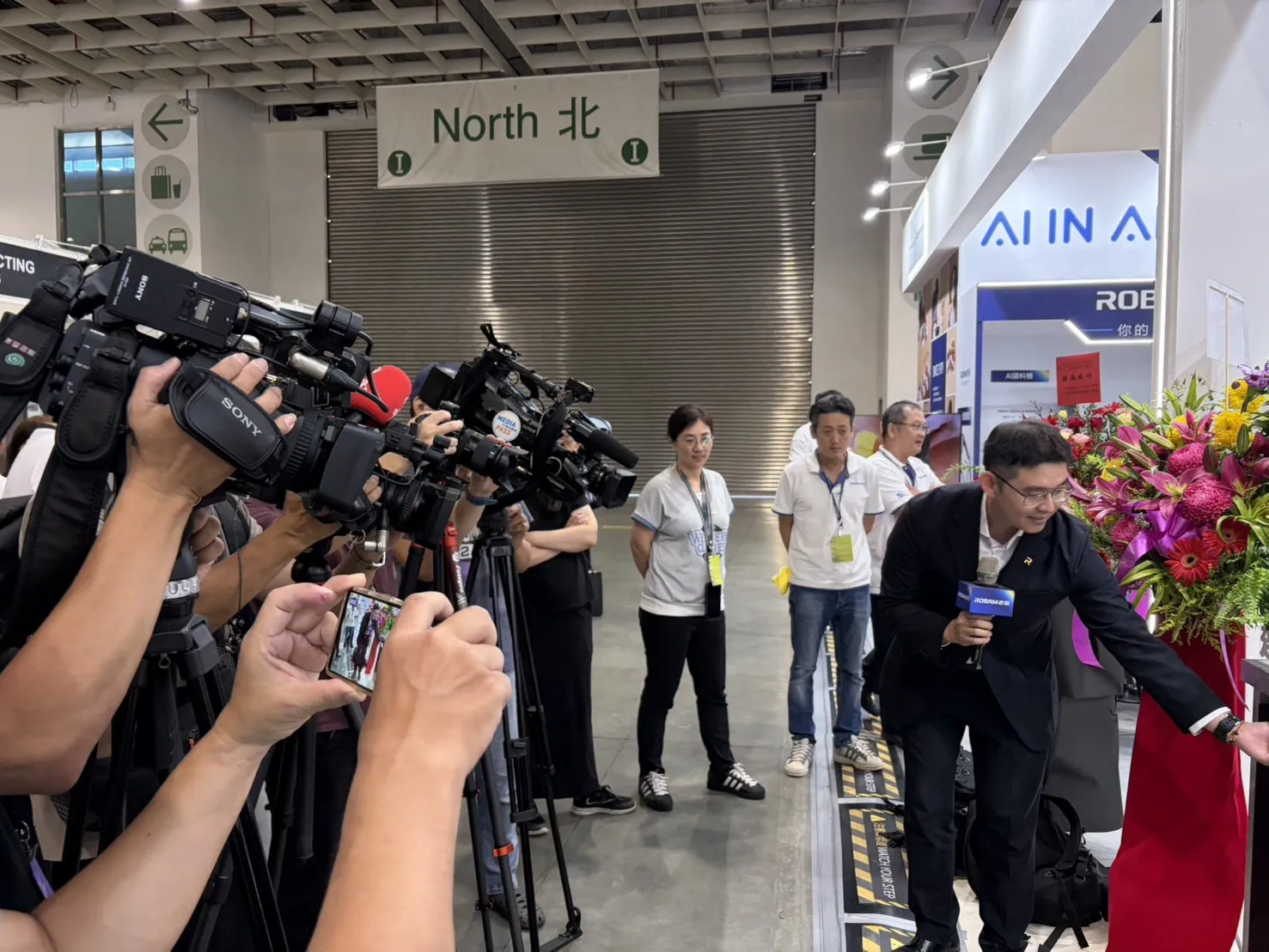 老板電器於南港展覽館舉辦開幕記者會，首度亮相台灣室內設計博覽會，吸引媒體與參觀民眾關注。（圖/業者提供）
