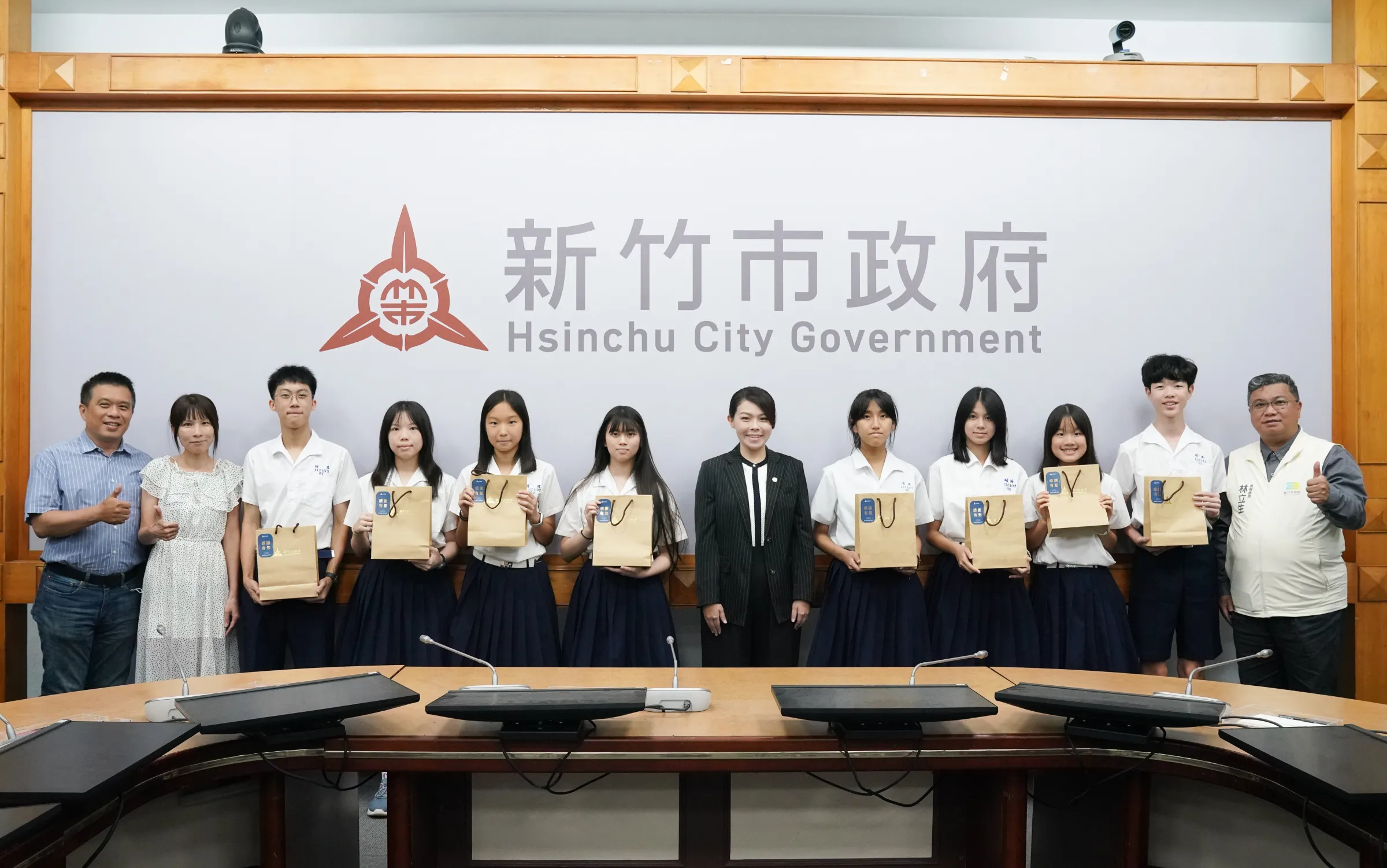 市長高虹安與培英國中8位榮登全國榜首同學合影。（圖／新竹市政府提供）