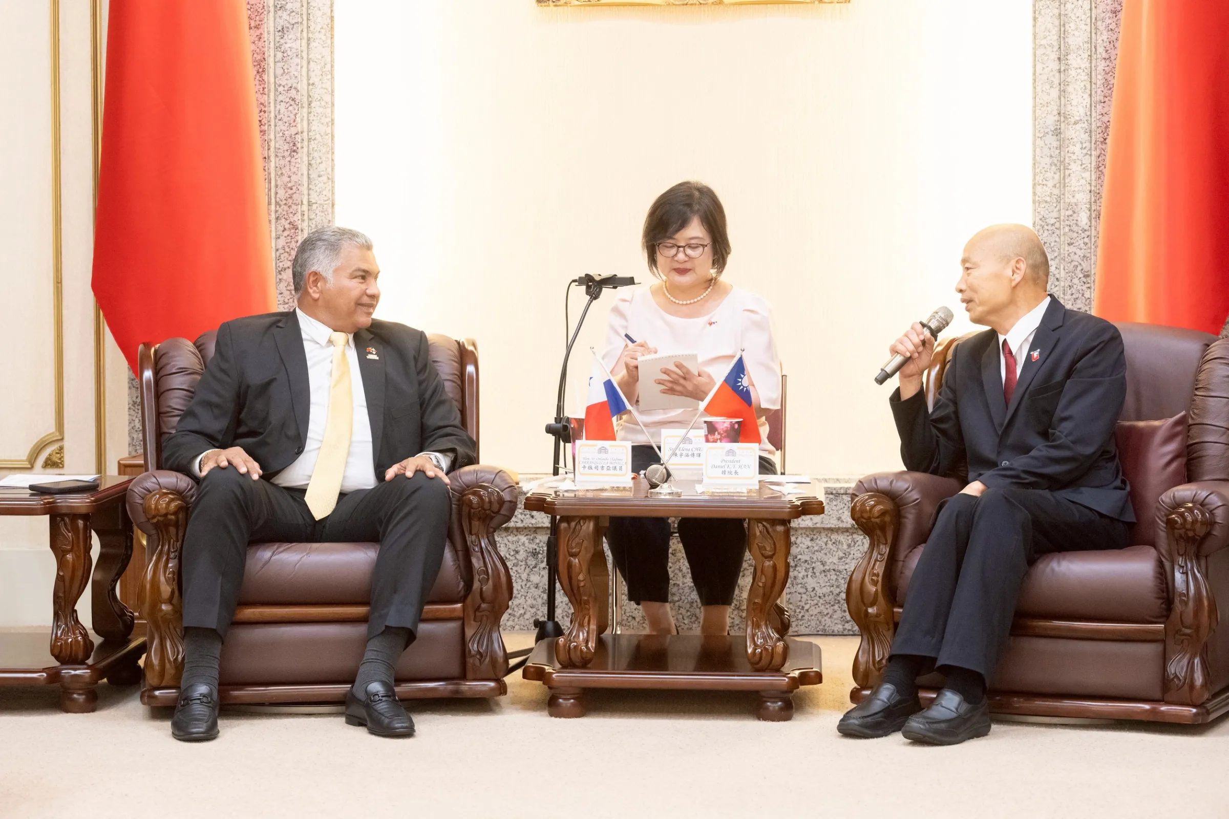 20260709-中美洲前友邦巴拿馬國會議員暨農漁業事務委員會主席卡拉司吉亞（左）率團訪台，立法院長韓國瑜（右）接見。（立法院提供）