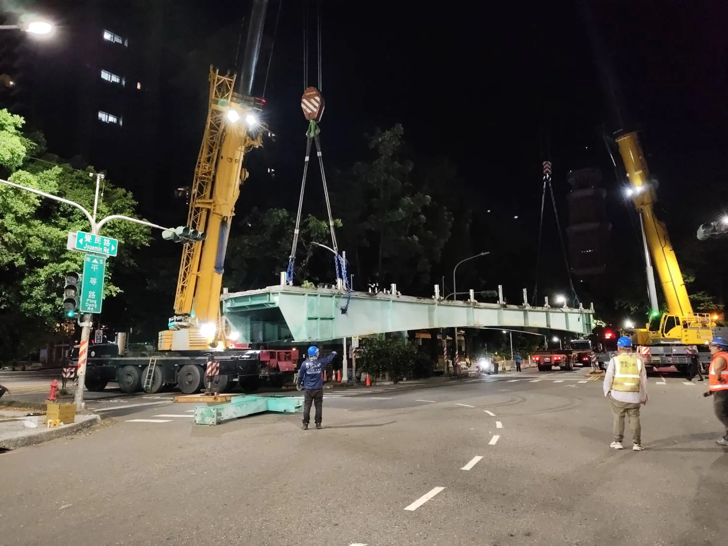 民族國小與正興國中的老舊人行天橋，僅3天便完成橋體拆除並恢復道路通行，降低施工對交通的影響。（圖/高市工務局提供）