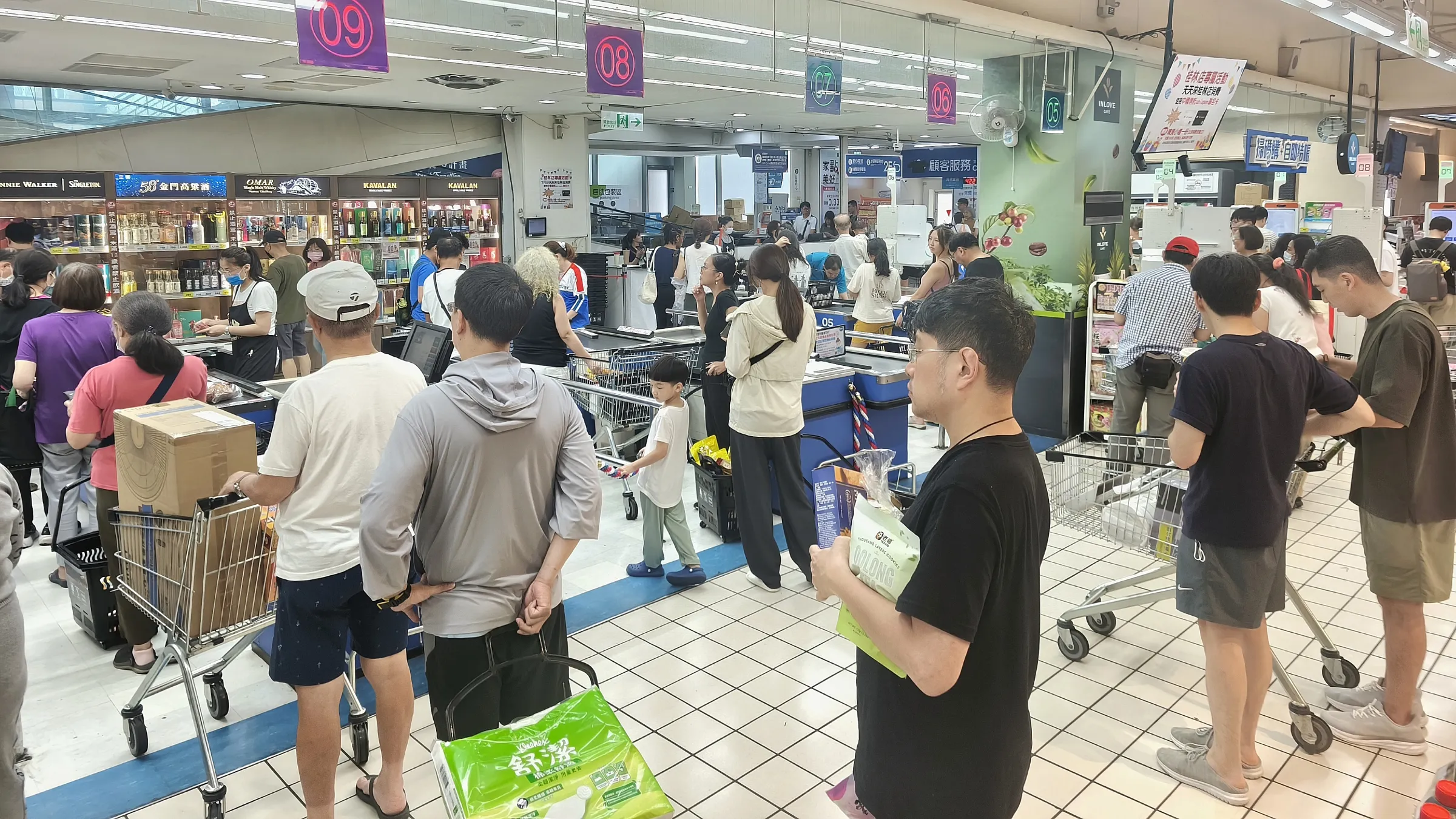 20260710-巴威颱風來襲，民眾在賣場排隊購物結帳。（柯承惠攝）
