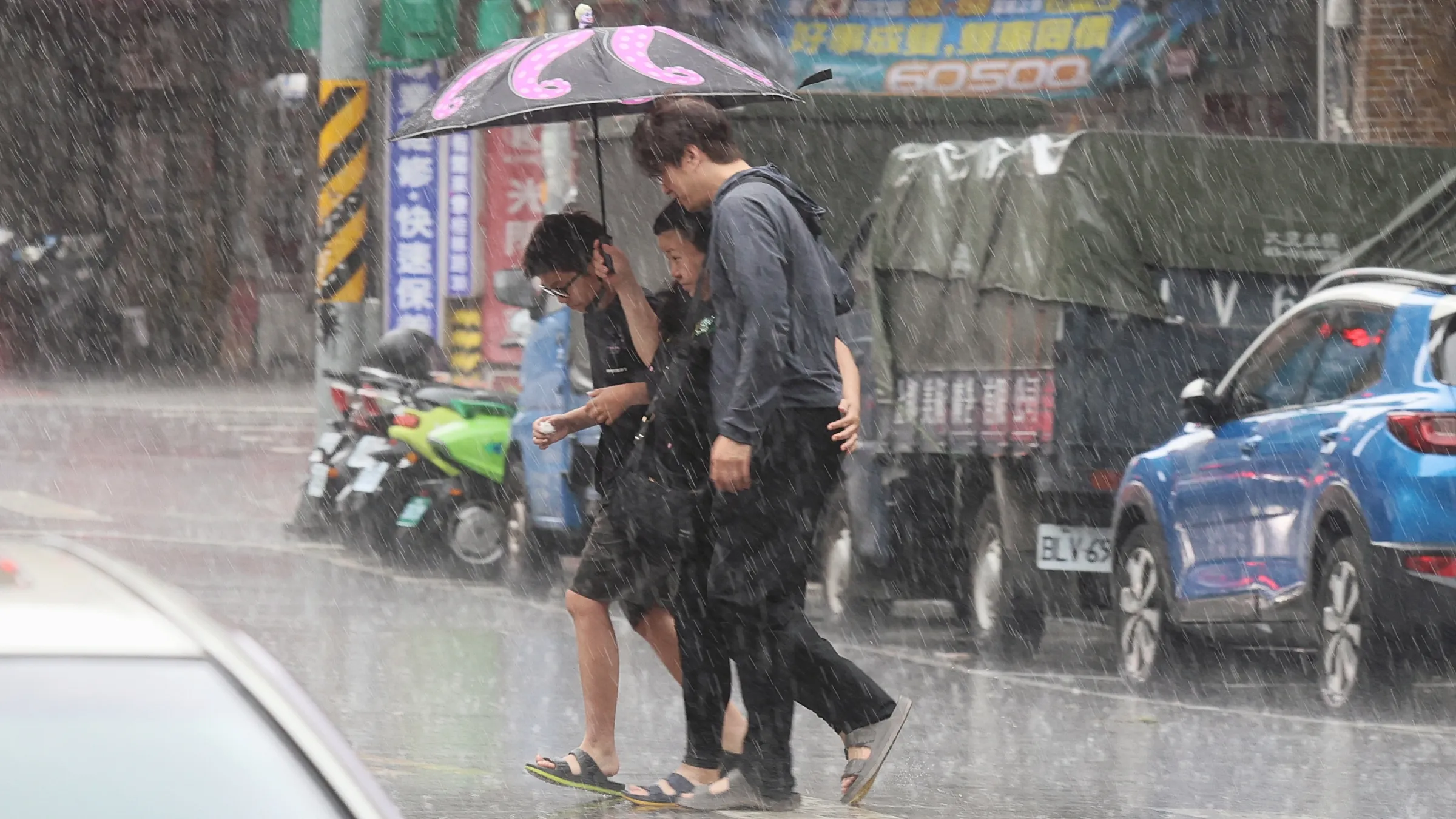 20260710-受巴威颱風影響，台北地區10日出現間歇性雨勢。（柯承惠攝）