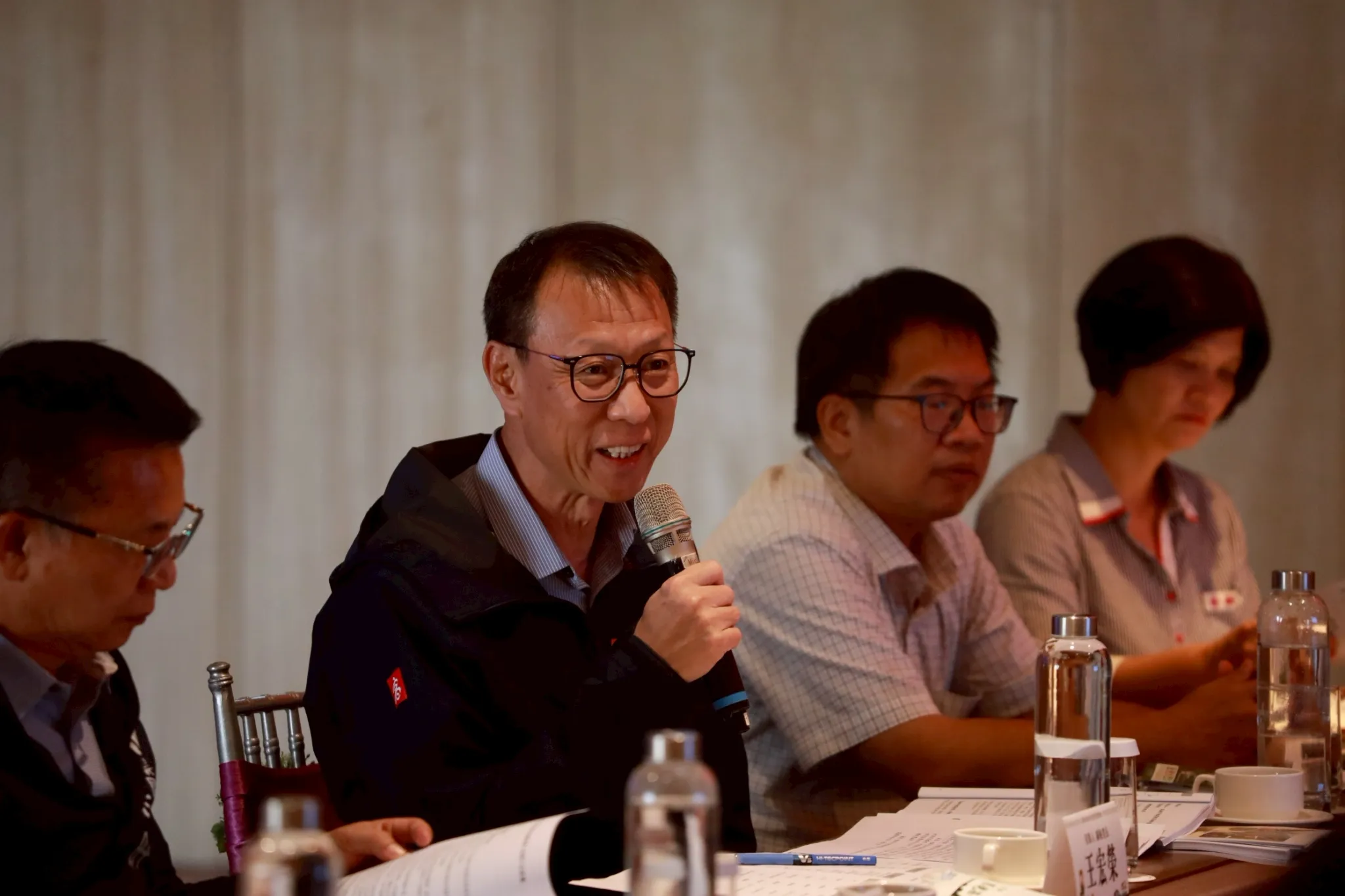 高雄市政府食農教育推動會第二屆第2次會議」，由高市府副秘書長王宏榮（左2）主持。（圖/高市農業局提供）