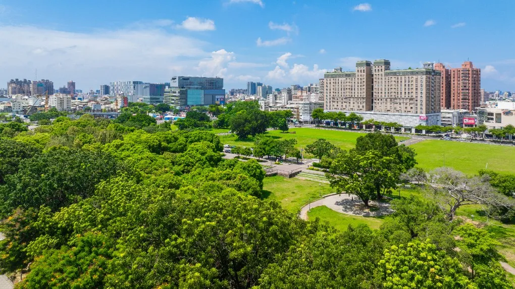 平實特區內坐擁2.1萬坪平實公園，串聯住宅與商業區，形成綠意與生活機能兼具的優質居住環境。（圖/達麗建設提供）