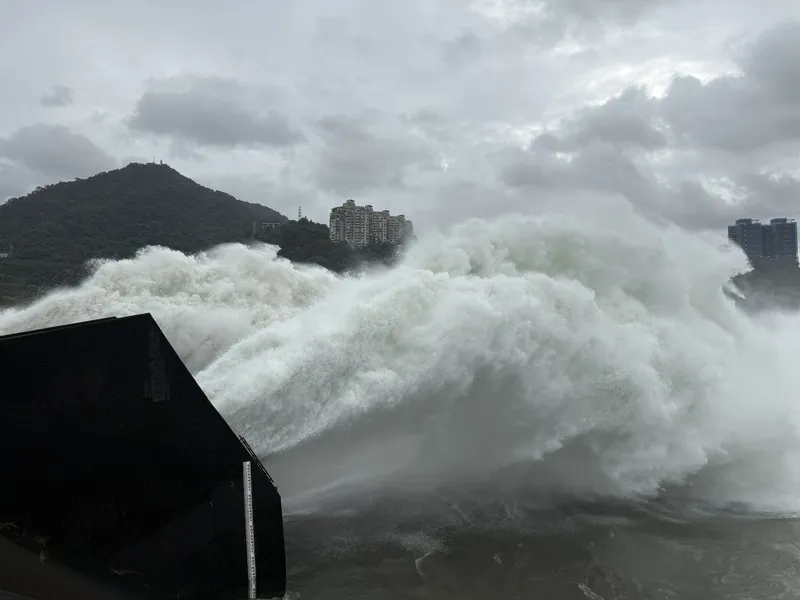 颱風巴威逼近　石門水庫調節性放水 桃園石門水庫為因應颱風巴威逼近，10日下午啟動調節性放水以保留防洪容量。（北水分署提供）中央社記者葉臻傳真115年7月10日