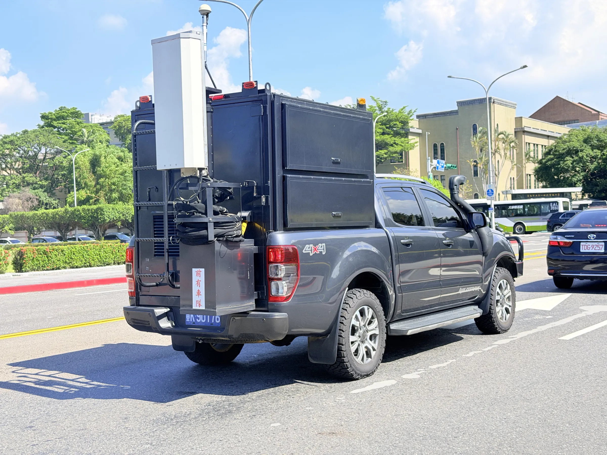 A Military Police Command TETRA radio relay vehicle spotted near the Presidential Office. (Provided by reader)