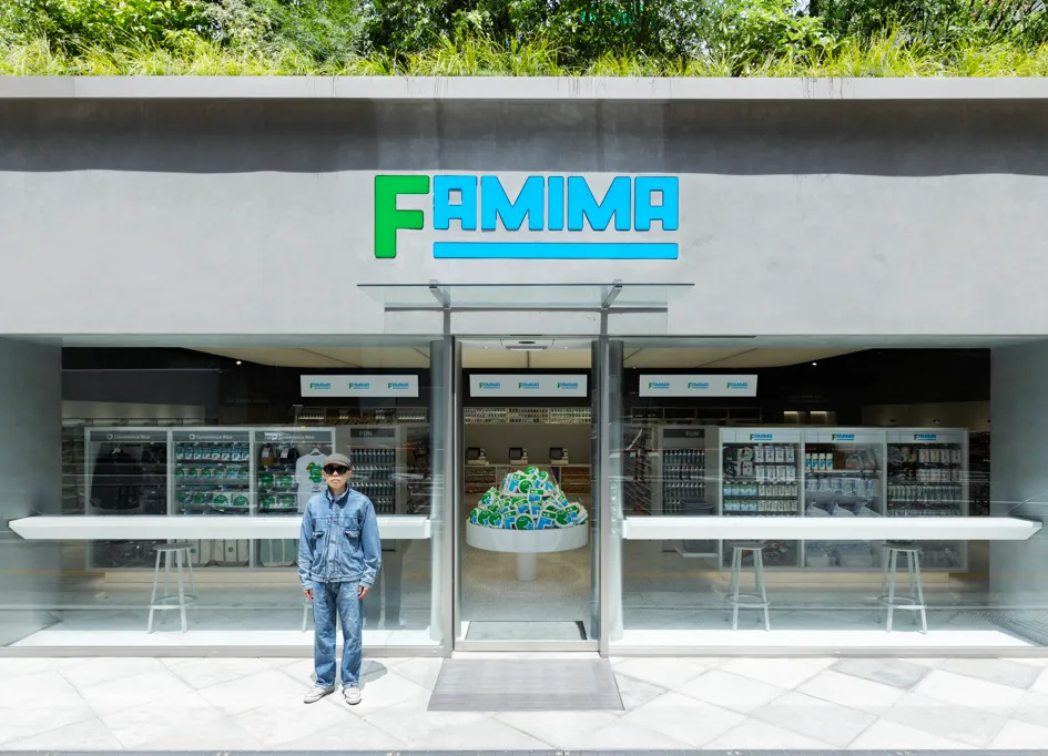 ファミリーマートは創立45周年記念事業としてNIGO氏らと共創した次世代型の初旗艦店「FAMIMA PARK AZABUDAI」をオープンし、新商品や新たな店舗体験の提供を開始した。ファミリーマート