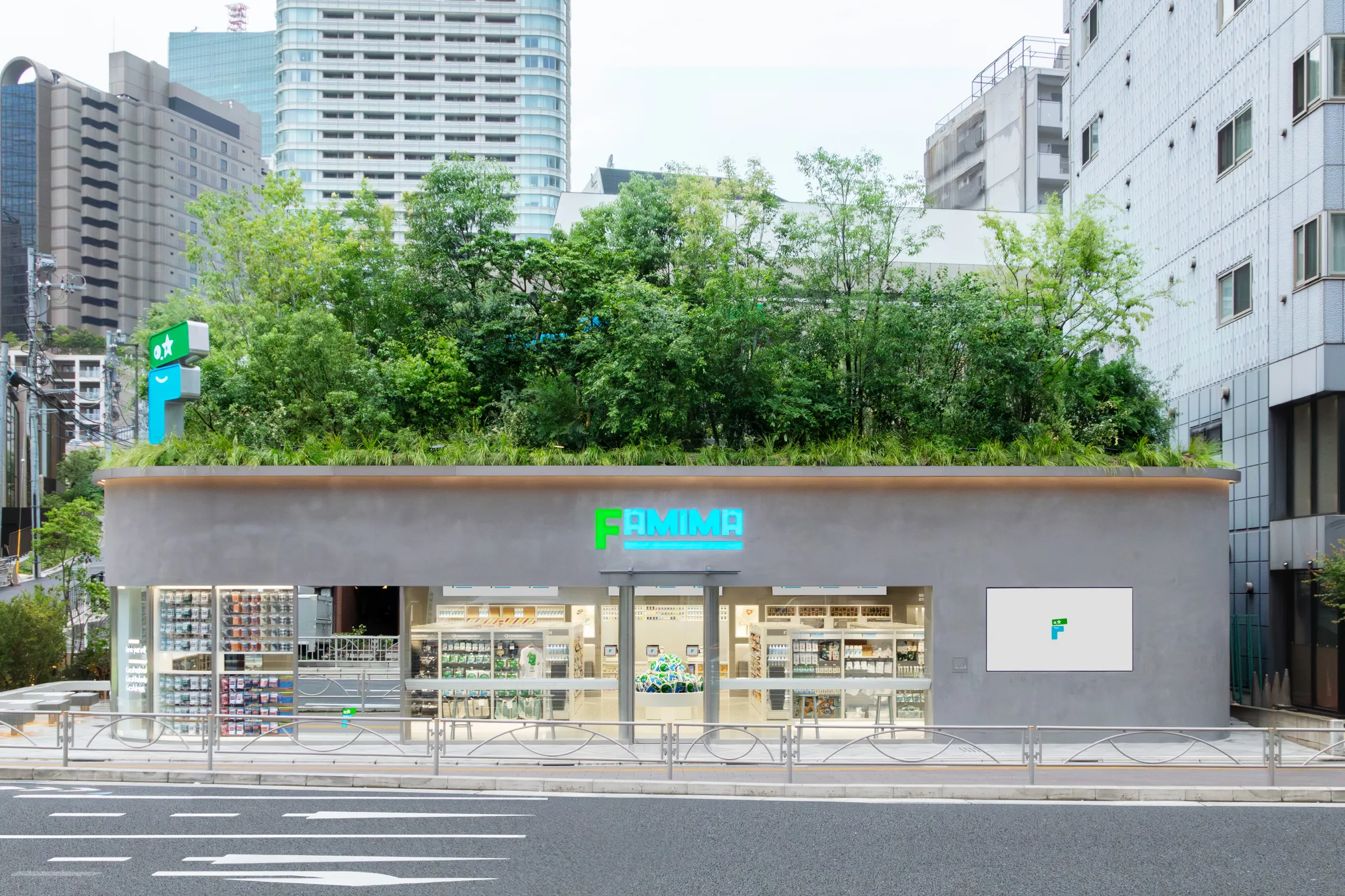 ファミリーマートは創立45周年記念事業としてNIGO氏らと共創した次世代型の初旗艦店「FAMIMA PARK AZABUDAI」をオープンし、新商品や新たな店舗体験の提供を開始した。ファミリーマート