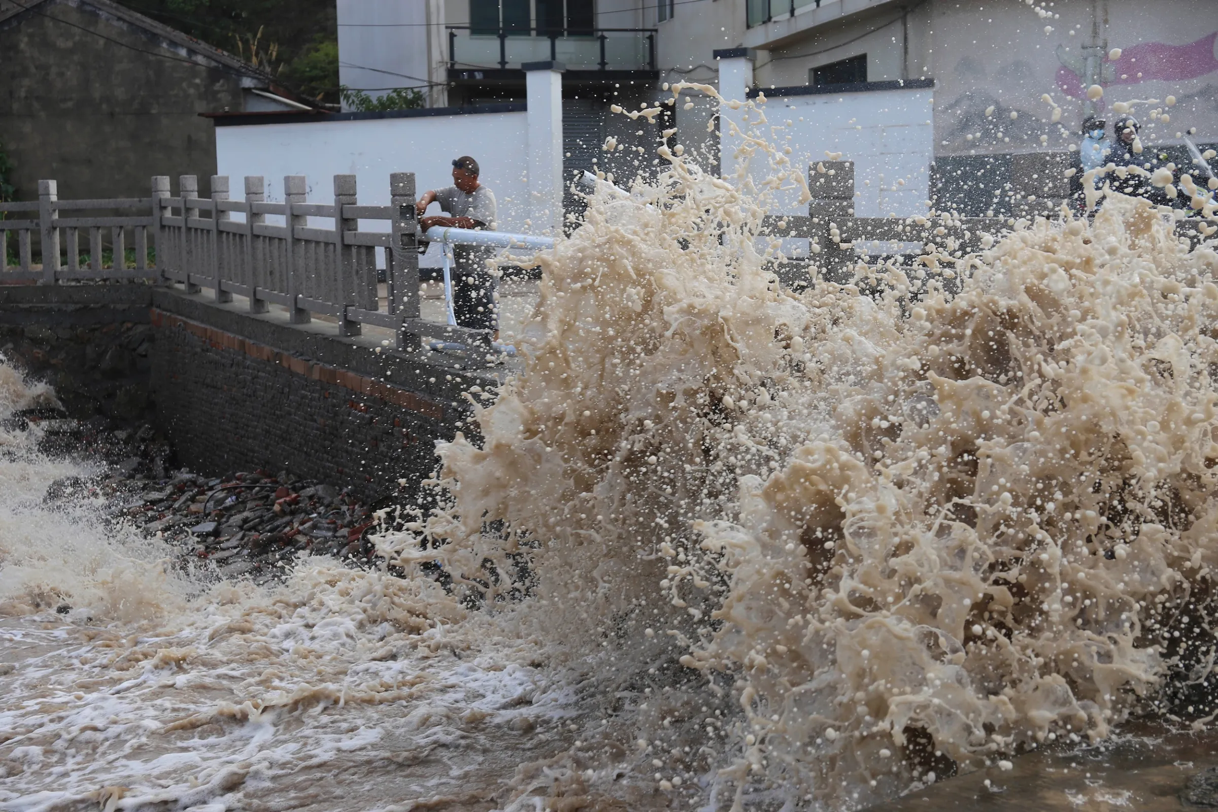 2026年7月10日，中國浙江因為巴威颱風來襲風雨漸大。（美聯社）