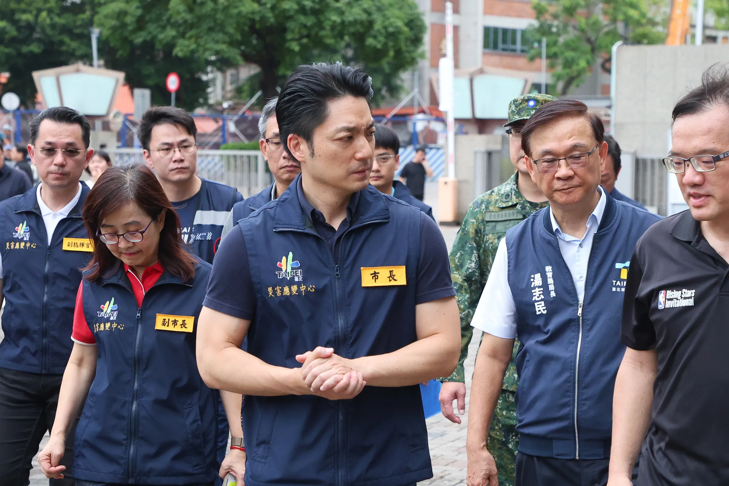 20260712-台北市長蔣萬安（中）12日視察陽明高中大學分科考試考場。（顏麟宇攝）
