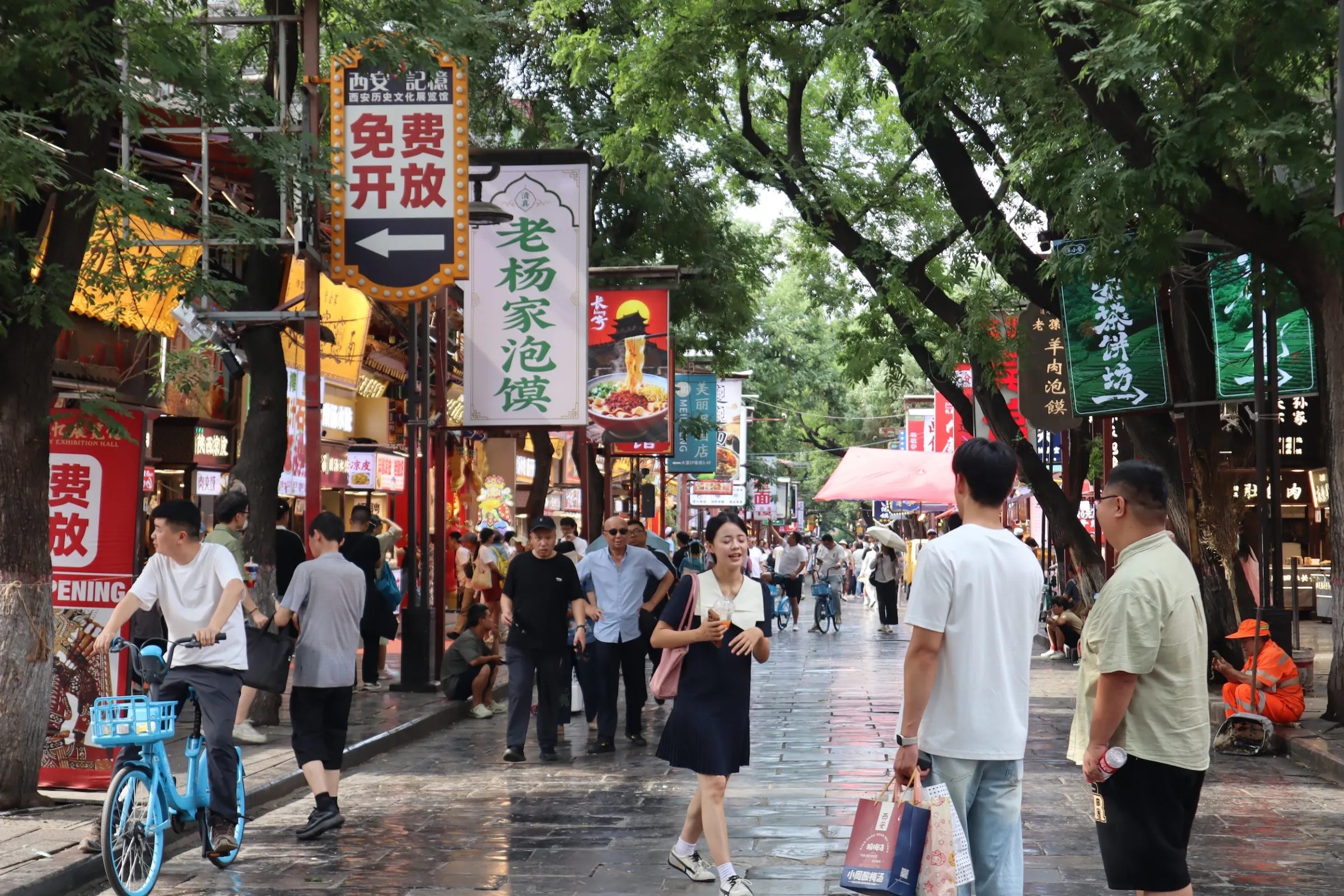 中國陝西西安，回民街的遊客。（馬安妮 攝）