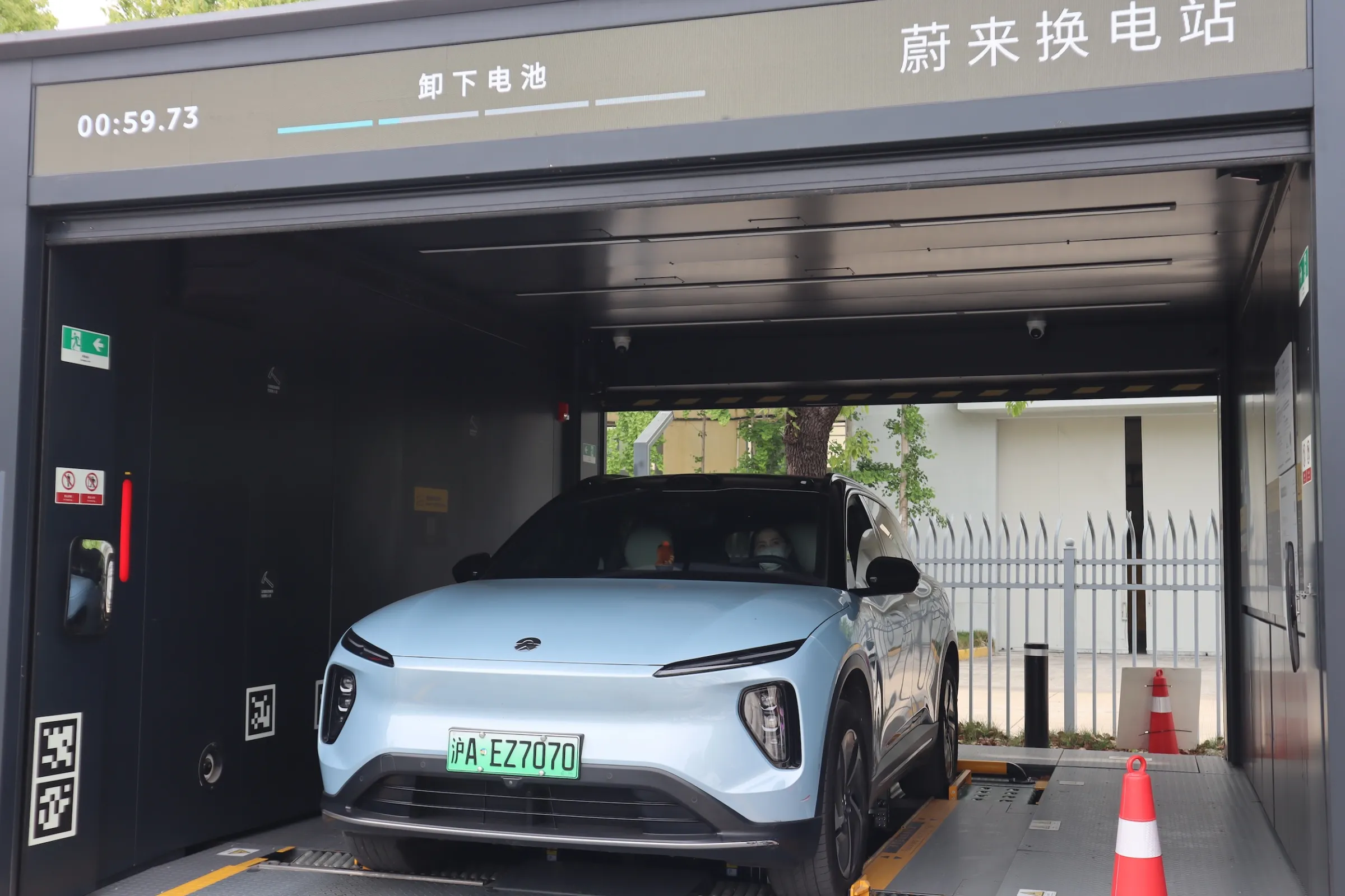 中國上海，蔚來電動車換電站。（馬安妮 攝）