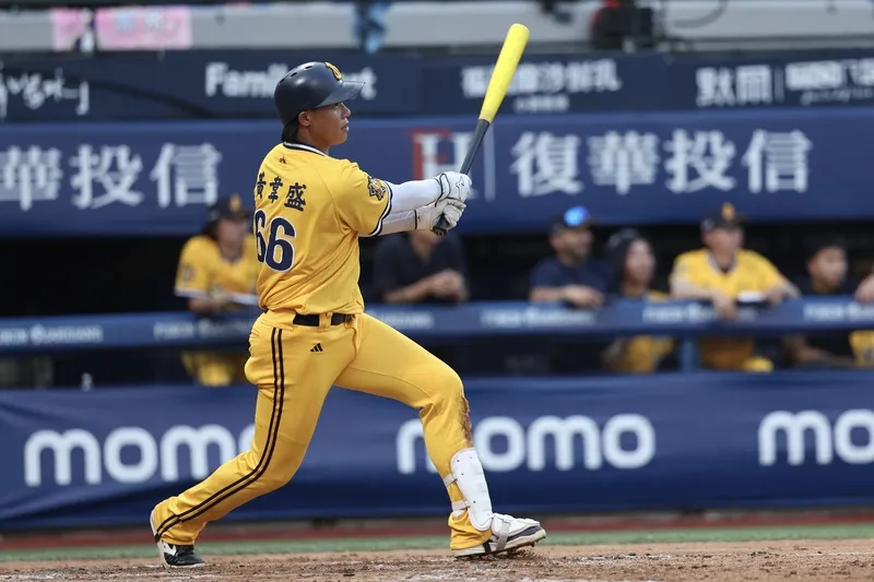 平野教練提醒黃韋盛，如果表現不好可以想想教練的臭臉。（圖／中央社）
