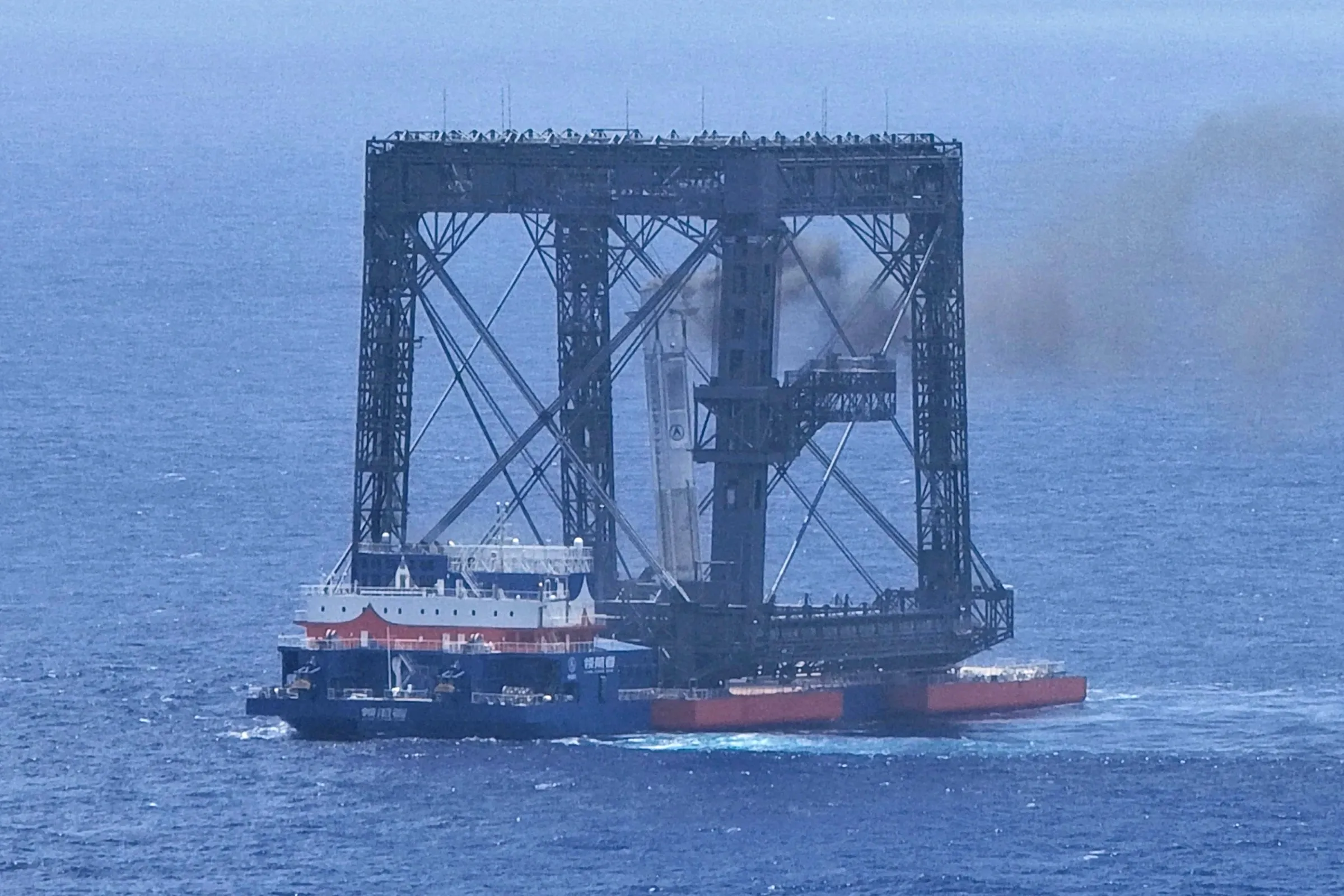 2026年7月10日，海南島附近海域，長征十號乙運載火箭第一級返回艙在海上平台通過網捕系統成功回收。（美聯社）