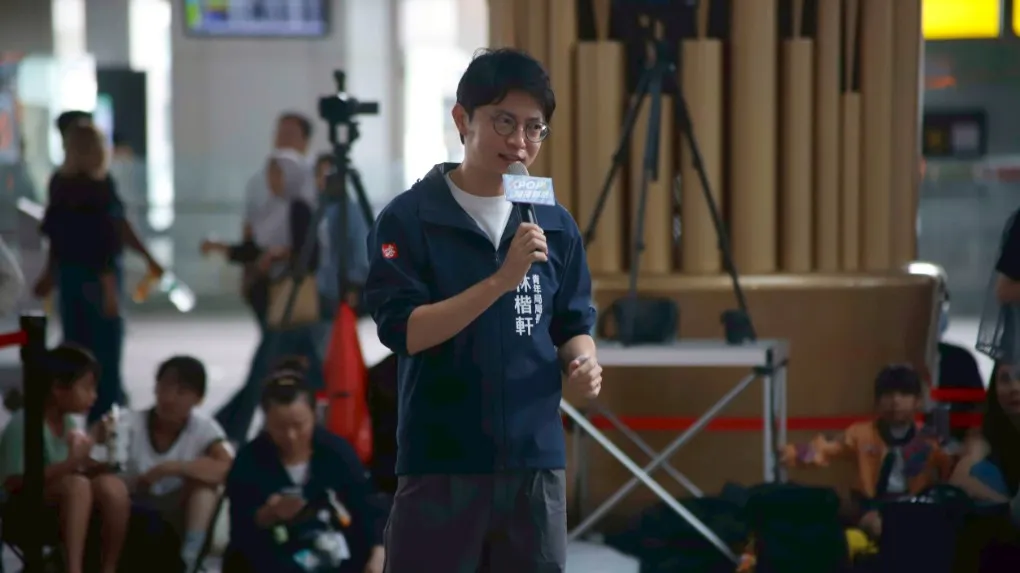 青年局長林楷軒向現場青年介紹「2026雄爭舞鬥國際街舞大賽」精彩內容與賽事亮點，邀請青年朋友一同參與年度街舞盛事。（圖/高市青年局提供）