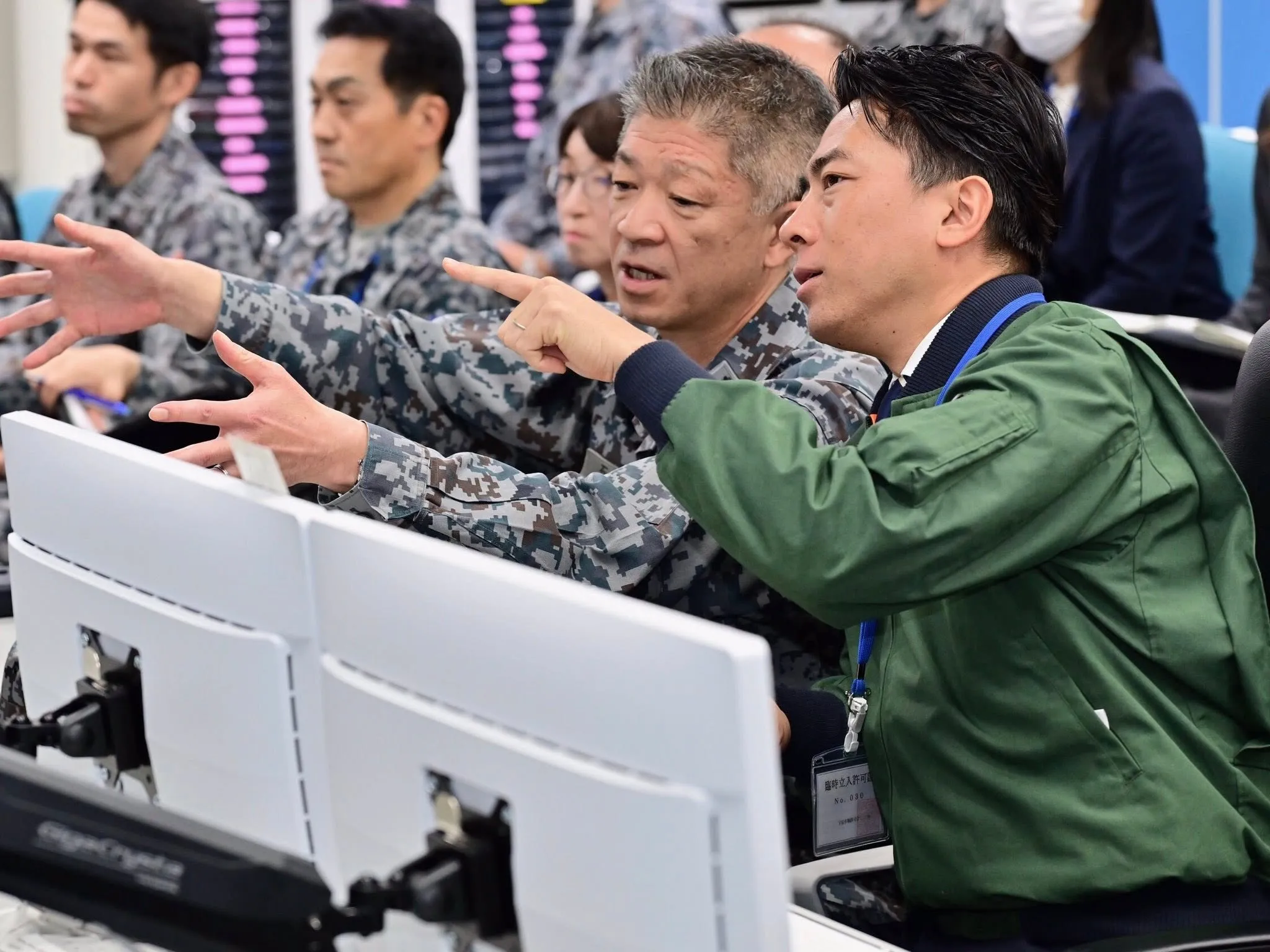 2025年12月，日本防衛大臣小泉進次郎視察在東京府中基地的航空自衛隊宇宙作戰群。（日本防衛省官網）