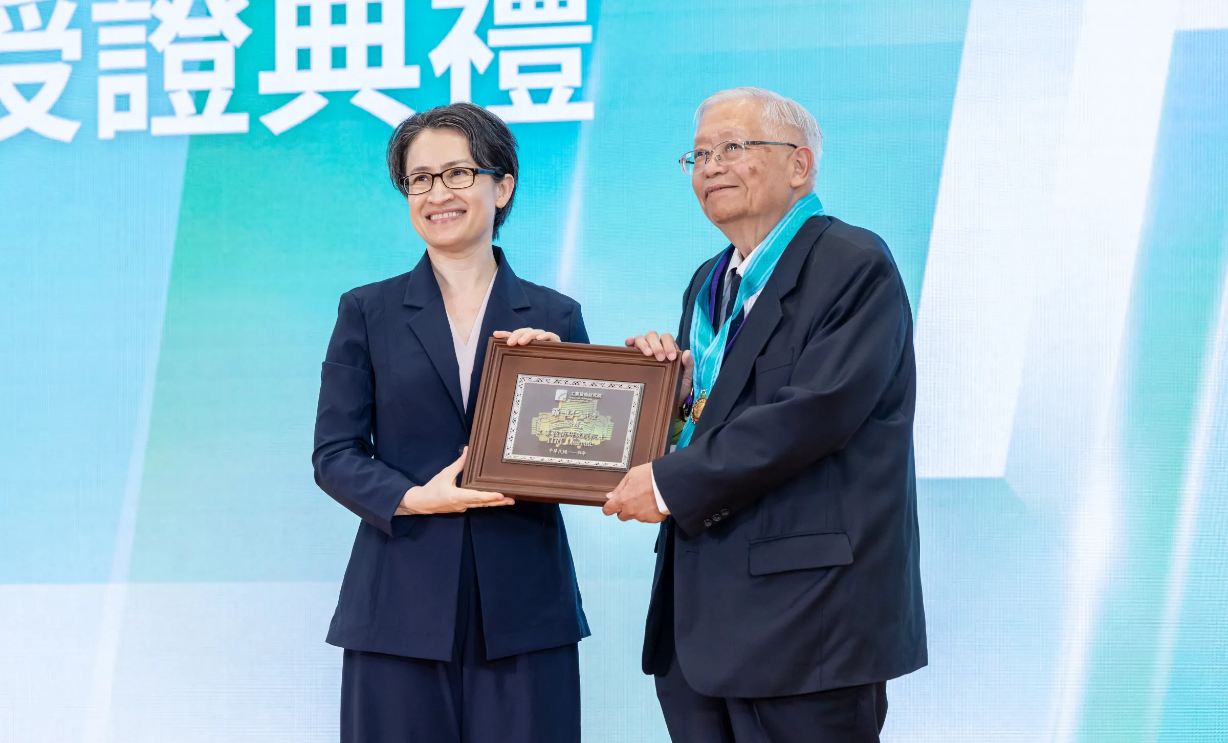 20260713-副總統蕭美琴（左）替台積電前高層羅唯仁（右）授證。（總統府提供）