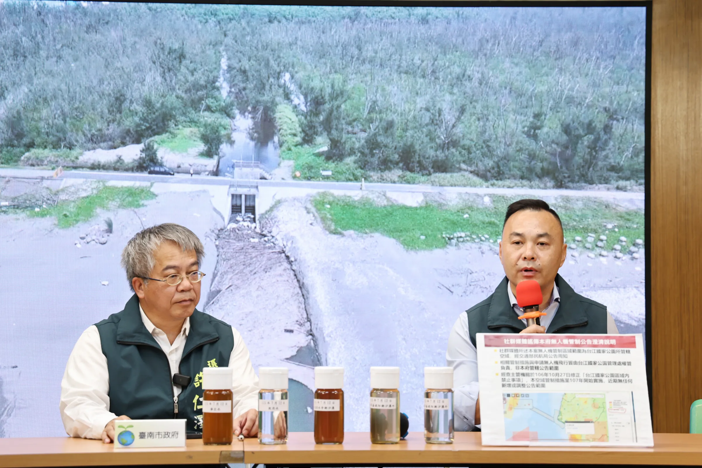 交通局長王銘德(右)澄清市府並未限制外界拍攝。（圖/台南市府提供）