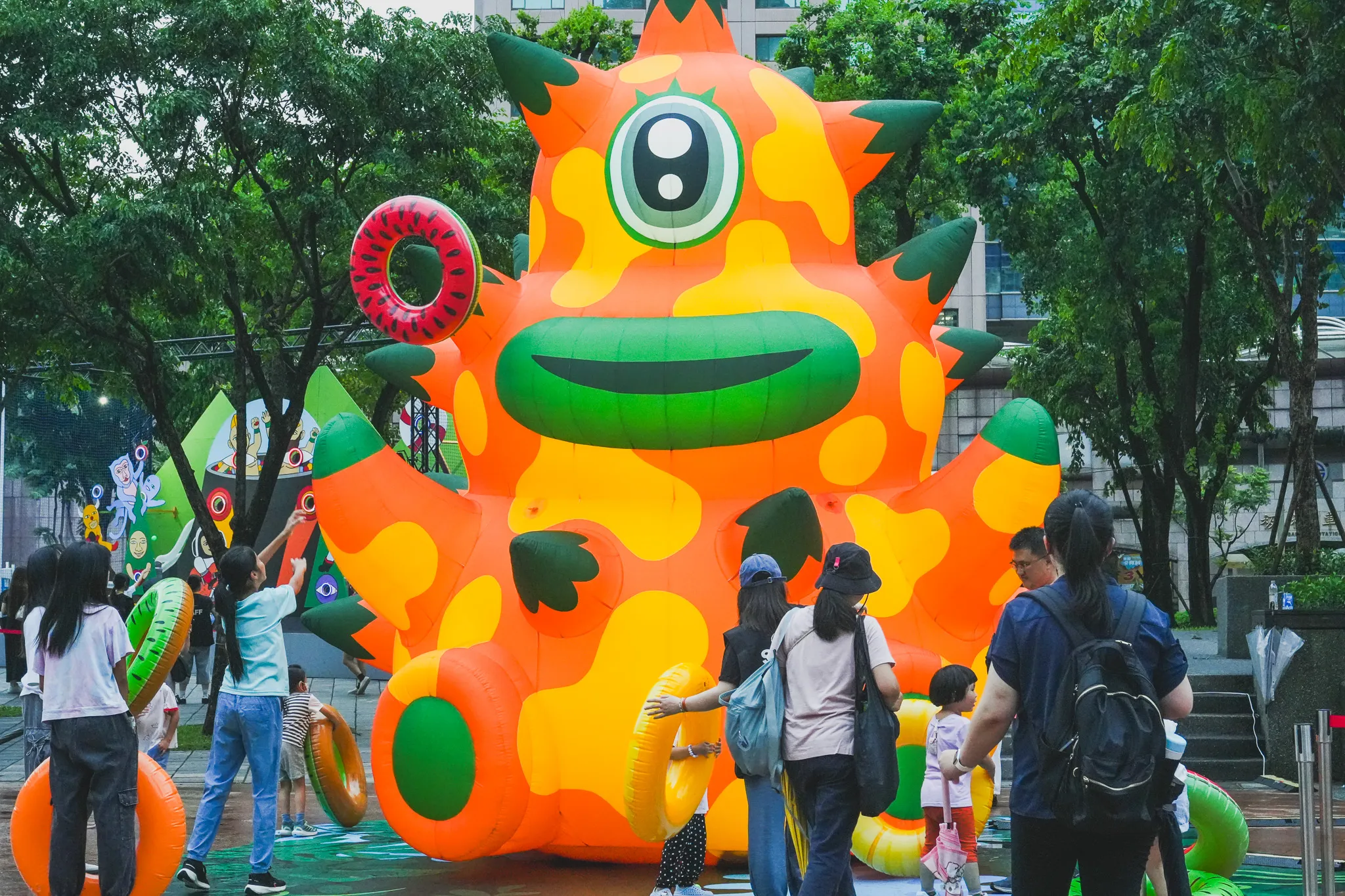 位於新北市市民廣場的「幻獸谷」，集結10件大型裝置藝術作品。(圖/新北市文化局)