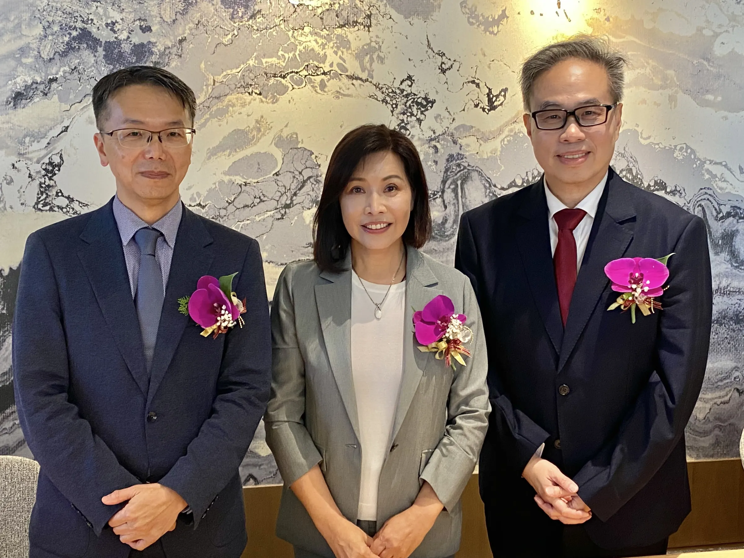 20260713-中信銀行財富管理經營處資深副總謝宗權（左起）、個人金融執行長楊淑惠、私人銀行處資深副總楊子宏，13日於亞灣分行開幕典禮合影。（陳怡慈攝）