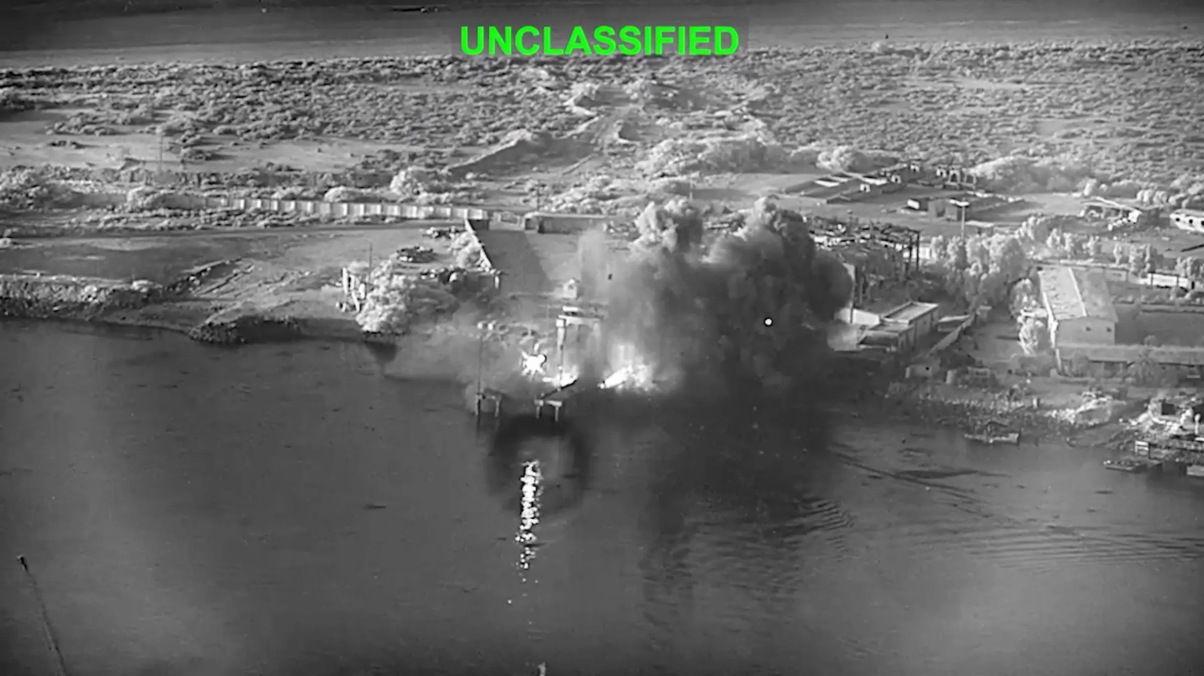 2026年7月12日，美軍中央司令部發布的影片顯示，三艘由美軍發射的「海盜」（Corsair）無人水面艦—又稱「單程攻擊水面無人艇」—撞擊伊朗班達爾阿巴斯海軍基地，引發爆炸。（美聯社）