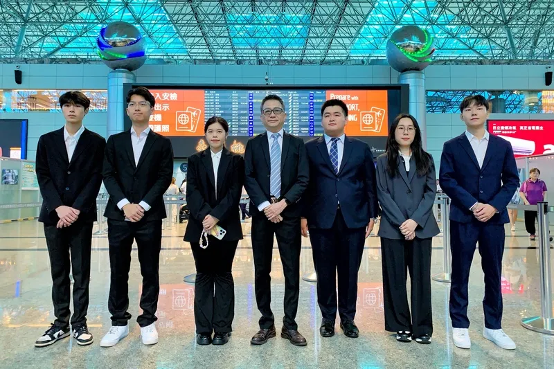 李偉華率民眾黨青年團訪上海　盼以交流取代對立 民眾黨中央評議委員會主委李偉華（左4）14日帶著黨工及民眾黨青年團，赴上海展開4天3夜參訪行程。李偉華表示，這是民眾黨成立以來首次正式組團赴中國大陸交流，盼透過接觸減少誤解、以對話取代對立。中央社記者吳睿騏桃園攝115年7月14日