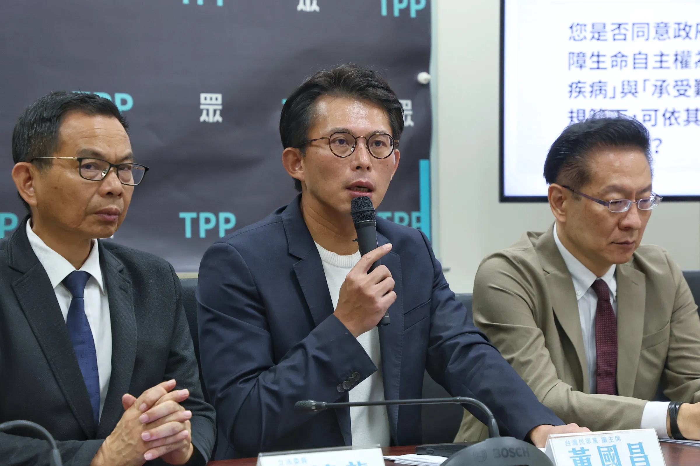 20260714-民眾黨黨主席黃國昌（中）等人14日舉行「生命自主，尊嚴善終，為你自己投下關鍵一票」記者會。（顏麟宇攝）