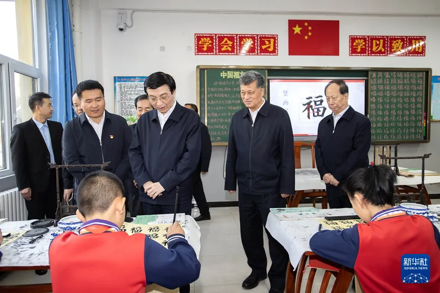 新華社報導，中共中央政治局委員、前新疆黨委書記馬興瑞（右2）遭開除黨籍、開除公職。圖為大陸全國政協主席王滬寧（右3）2024年前往新疆調研，馬興瑞旁同。（新華社）