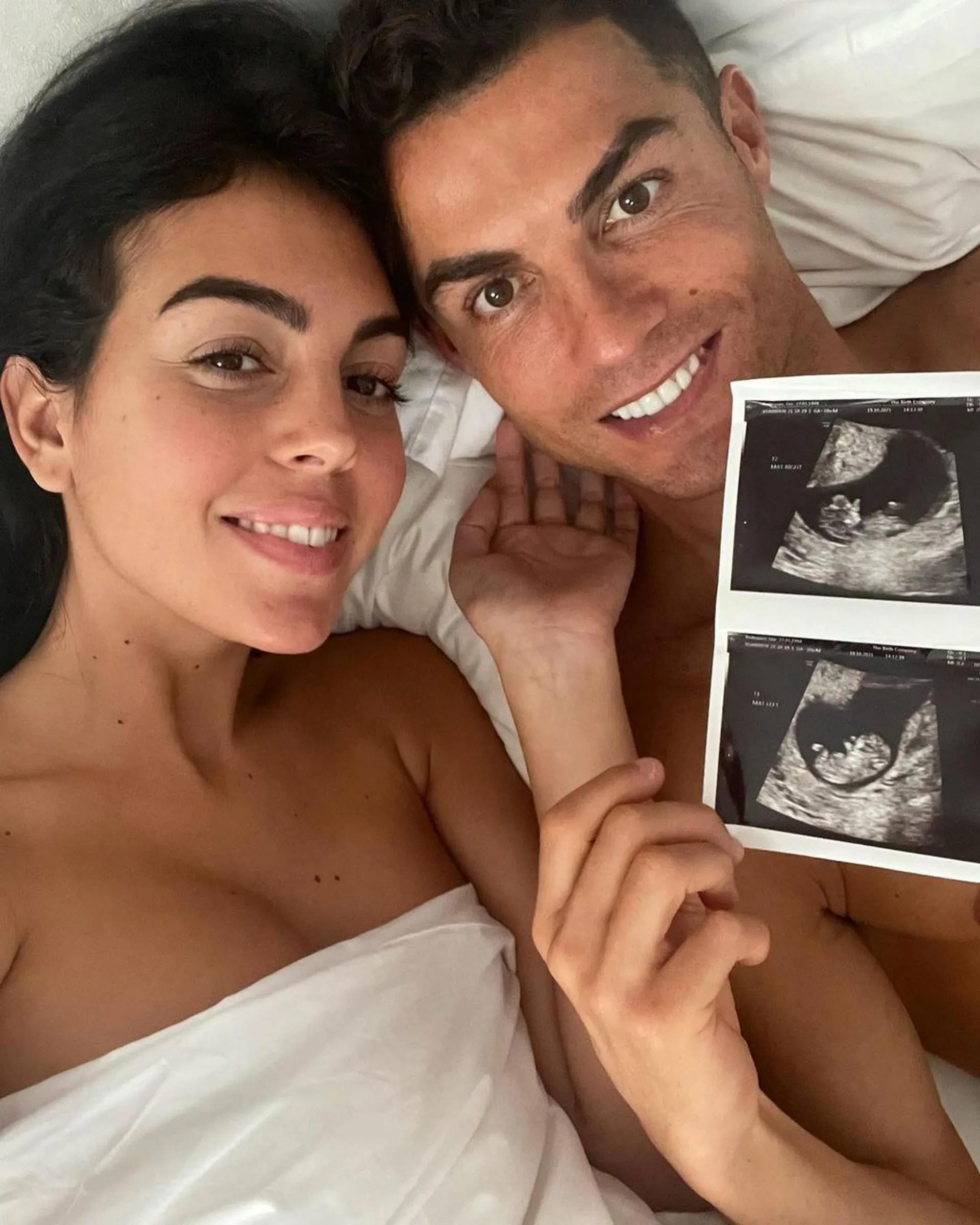 C朗拿度早年上載與洛迪古絲（Georgina Rodriguez）床上合照，手持超聲波相片幸福宣布女友懷上雙胞胎。（圖／取自IG＠cristiano）
