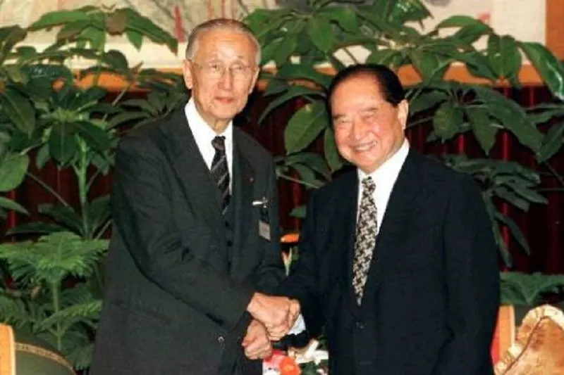 1998年，前海基會董事長辜振甫（左）與前海協會會長汪道涵（右）在上海舉行第二次會談。（資料照，新華網）