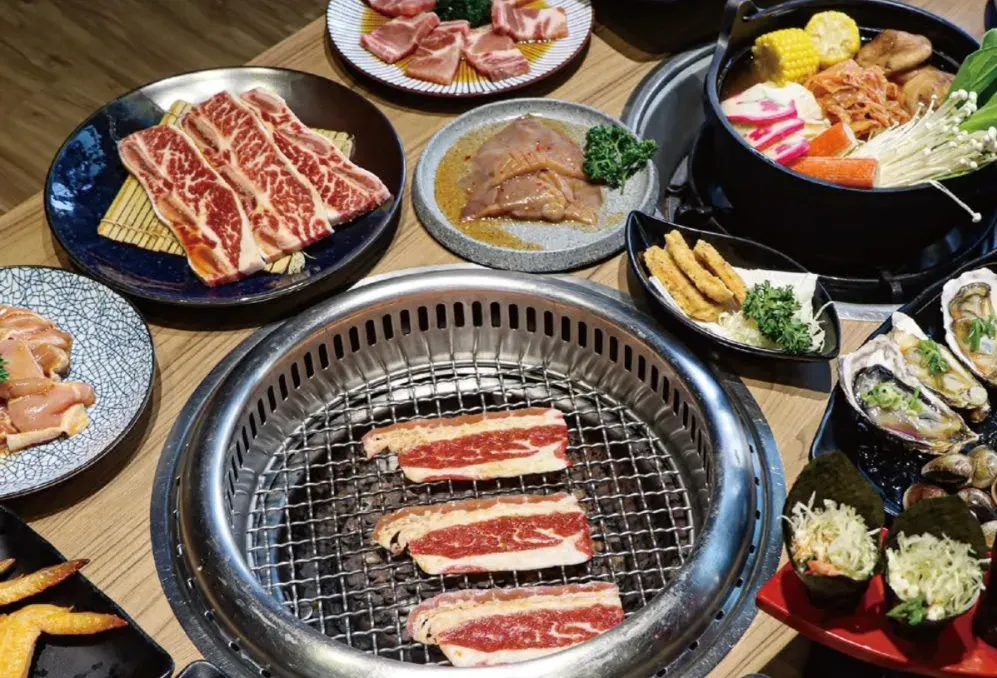 深耕中台灣多年的烤狀猿日式燒肉，以吃到飽型態結合日式燒肉與多樣化餐點，讓不同年齡層都能找到喜愛的料理。（圖／取自FB＠烤狀猿日式燒肉）