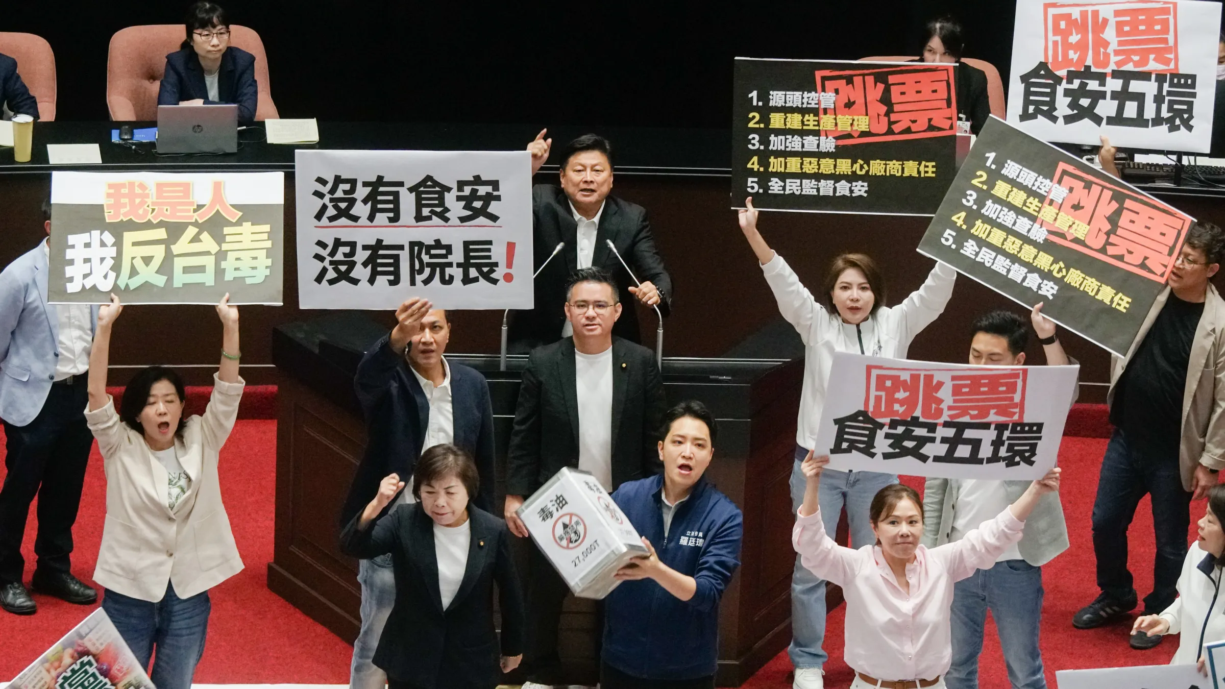 20260714-行政院長卓榮泰赴立法院就中聯油脂大豆沙拉油事件備詢，國民黨立院黨團抗議行政院對食安作法消極。（蔡親傑攝）