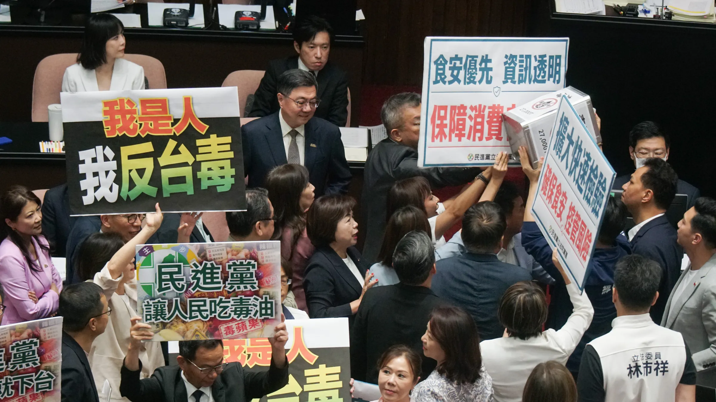 20260714-行政院長卓榮泰赴立法院就中聯油脂大豆沙拉油事件備詢，國民黨立院黨團抗議行政院對食安作法消極。（蔡親傑攝）