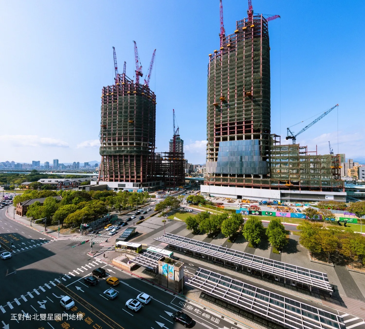 台北雙星建築結構高度已在天際線展現出國際一級城市的崢嶸氣勢，軸線翻轉價值蓄勢待發，懷寧街指標案「新潤嘉潤MANHATTAN」趁勢登場。