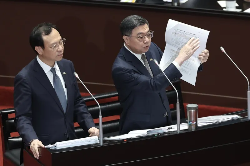 中聯油脂案　卓榮泰赴立院報告備詢 立法院會14日下午邀行政院長卓榮泰（右）率相關部會首長列席，提出「中聯油脂大豆沙拉油事件及食安監管機制缺失檢討」專案報告，並備質詢。卓榮泰表示，地方應在第一線執行非法食品的稽查，是否有做到「進到工廠的查核」，是未來行政、司法調查的一項重要依據。左為衛福部長石崇良。中央社記者吳家昇攝115年7月14日