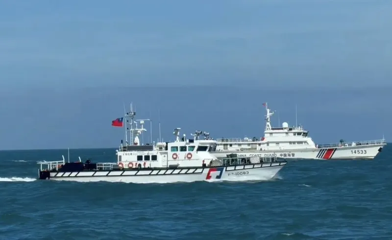 中國海警船侵擾金門水域　海巡艇併航對應 4艘中國海警船14日侵擾金門水域，海巡巡防艇採取一對一併航監控、全程蒐證，並以中、英文無線電廣播，要求其立即轉向航離。（海洋委員會海巡署金馬澎分署提供）中央社記者吳玟嶸傳真115年7月14日
