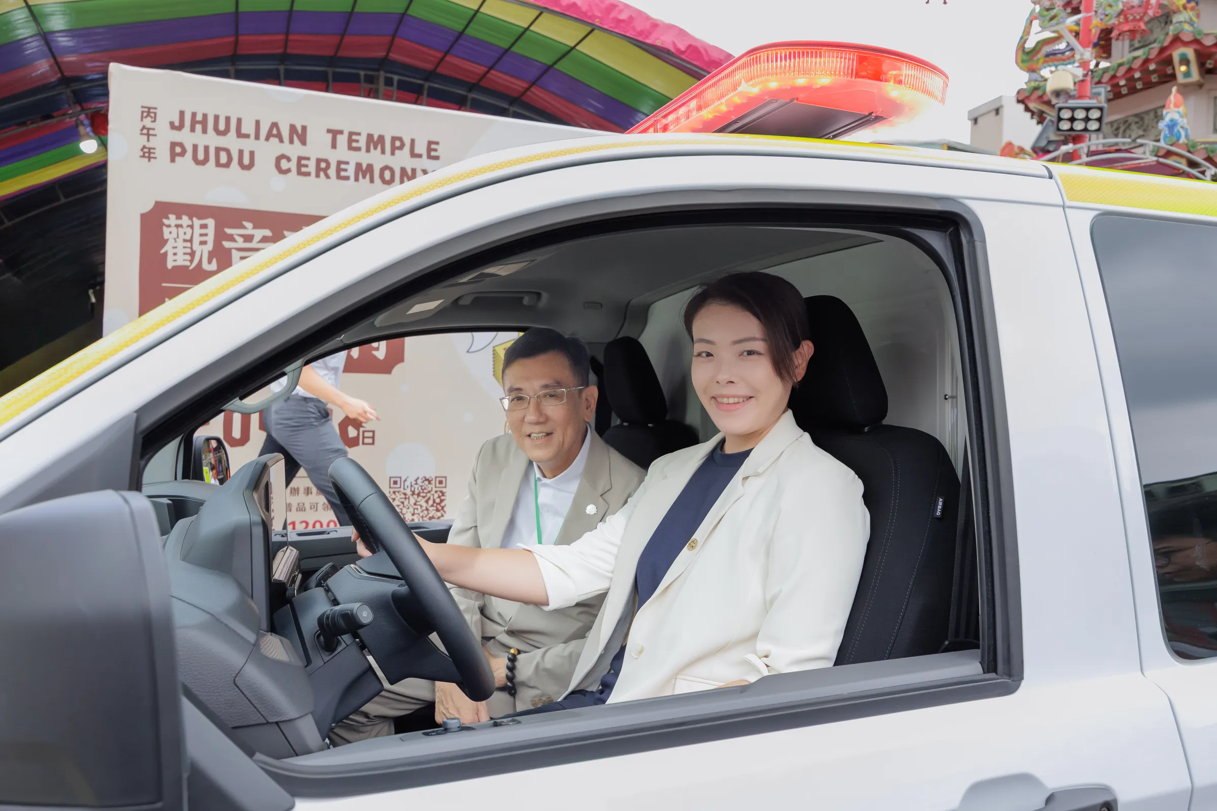 市長高虹安與竹蓮寺主委許修睿進行救護車鳴笛儀式。（圖／新竹市政府提供）