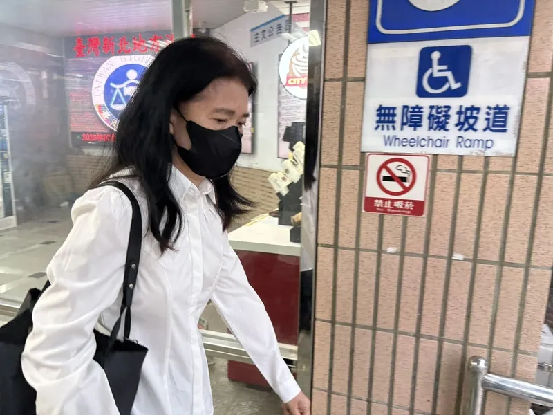 「眾量級」頻道官司案　家寧媽媽出庭 網紅Andy與前女友家寧爆出YouTube頻道「眾量級CROWD」帳務糾紛，家寧媽媽曾淑惠（圖）被依業務侵占、背信及逃漏稅等罪起訴，14日庭訊後離開新北地方法院。中央社記者曹亞沿攝115年7月14日
