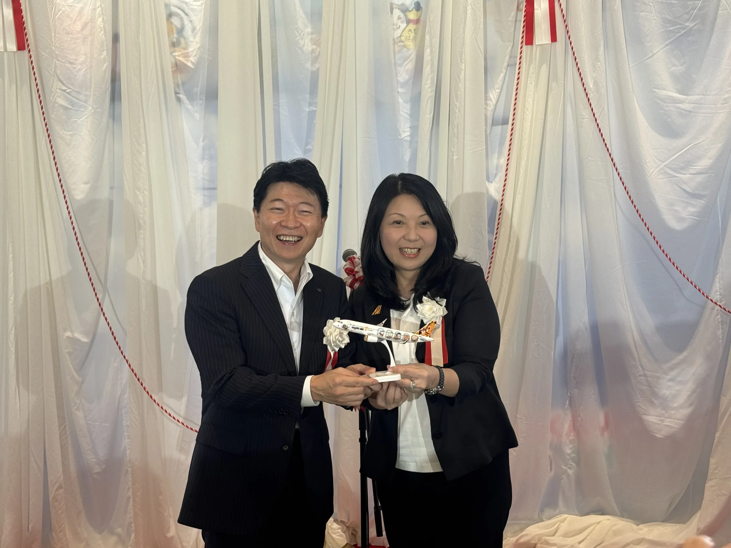 台灣虎航董事長黃世惠（圖右）親贈彩繪模型機予岡山縣知事伊原木隆太（圖左）。（劉芯衣攝）