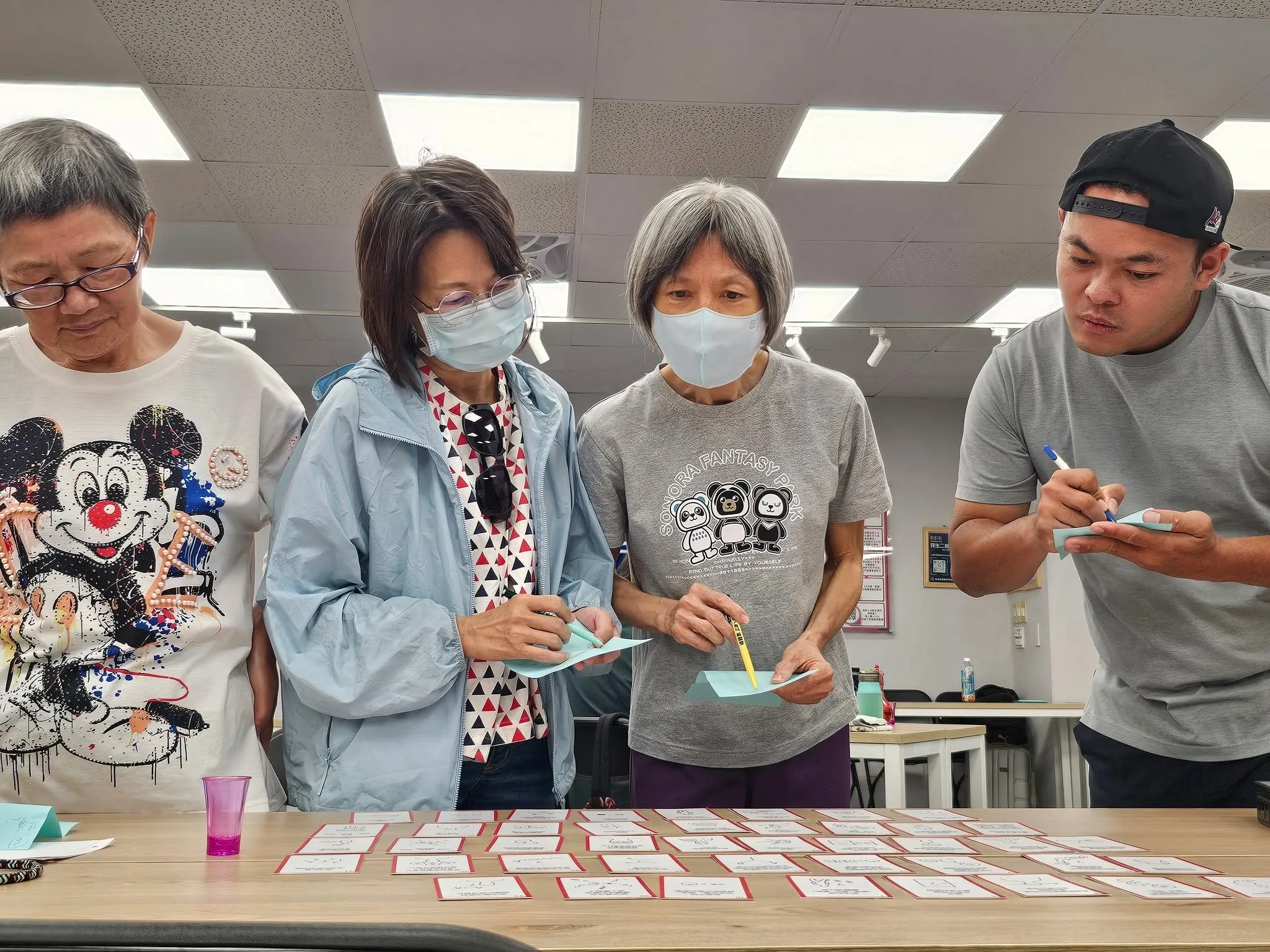 三商美邦人壽攜手弘道基金會推廣失智關懷，透過「孟婆體驗」卡牌推理，引導參與者理解失智行為背後的可能原因。